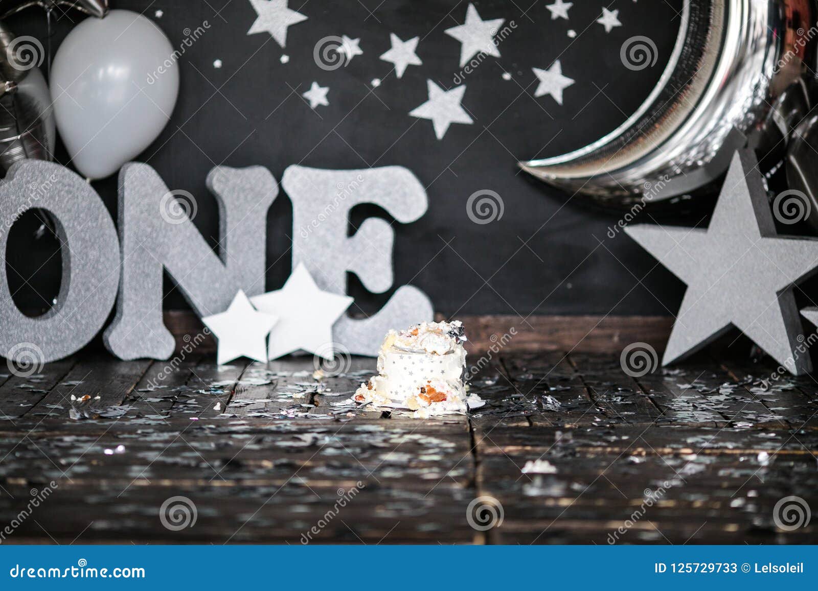 Gateau Blanc Heurte De Premier Anniversaire Avec Des Etoiles Et Une Bougie Pour Le Petits Bebe Garcon Et Decorations Fond Noir Gr Image Stock Image Du Blanc Garcon Gateau Blanc Heurte De Premier Anniversaire Avec Des Etoiles Et Une Bougie Pour Le Petits Bebe Garcon Et Decorations Fond Noir Gr Image Stock Image Du Blanc Garcon