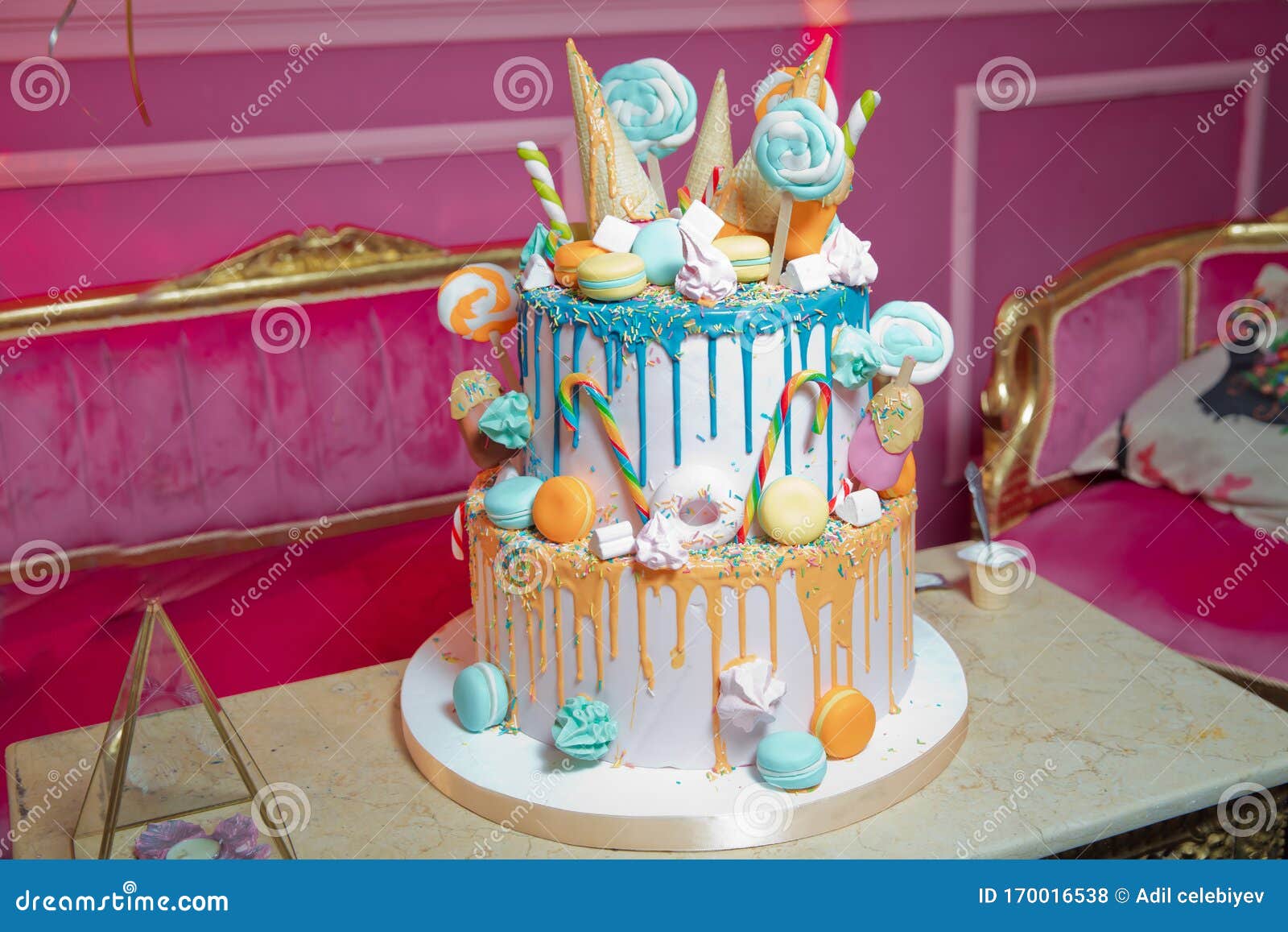 Gâteau Bleu Avec La Petite Boule Douce De Colorfull . Décoration Pour Le  Beurre Et L'argent Du Bekery. Le Gâteau De Colorfull Saut Photo stock -  Image du décoration, dessert: 170016538