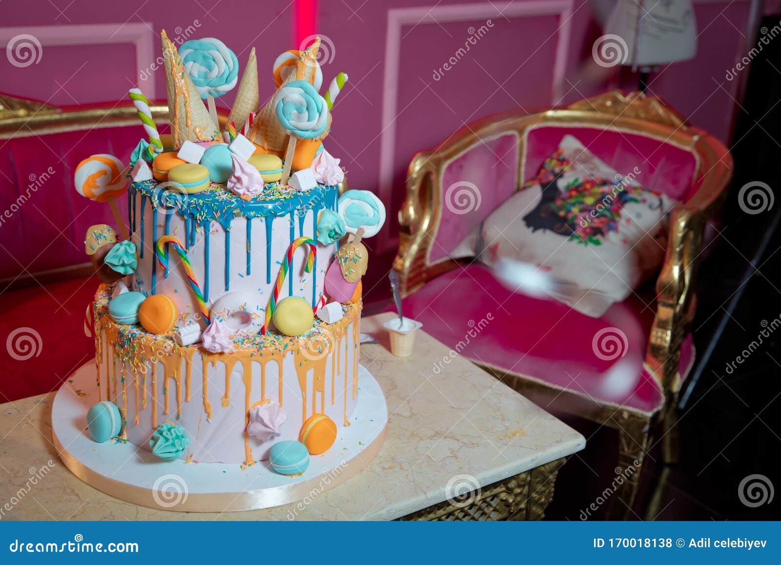 Gâteau Bleu Avec La Petite Boule Douce De Colorfull . Décoration Pour Le  Beurre Et L'argent Du Bekery. Le Gâteau De Colorfull Saut Photo stock -  Image du coloré, cadeau: 170018138