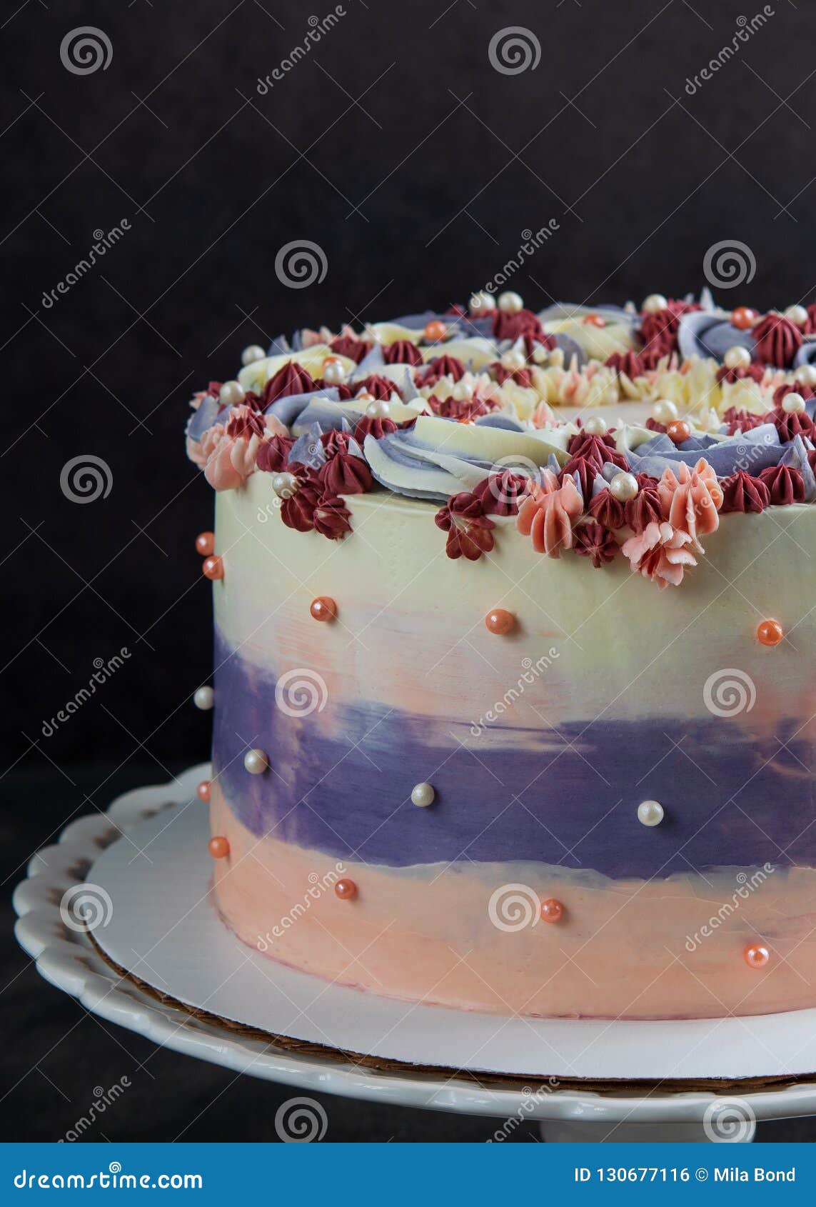 Gateau Colore De Fete A La Mode Sur Le Support De Gateau Au Dessus Du Fond Fonce Vertical Photo Stock Image Du Cheri Festif Gateau Colore De Fete A La Mode Sur Le Support De Gateau Au Dessus Du Fond Fonce Vertical Photo Stock Image Du Cheri Festif