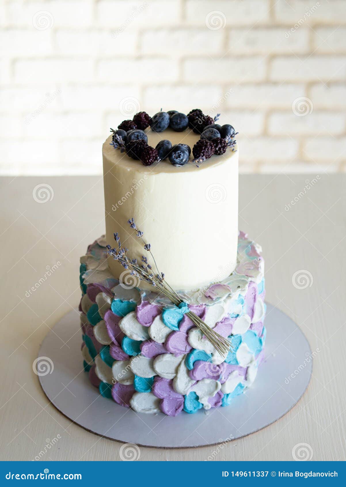 Gateau Creme A Deux Etages Dans Des Couleurs De Bleu Gris Lilas Decorees Des Myrtilles Et Des Brins De Lavande Sur Le Support No Image Stock Image Du Moderne Normal