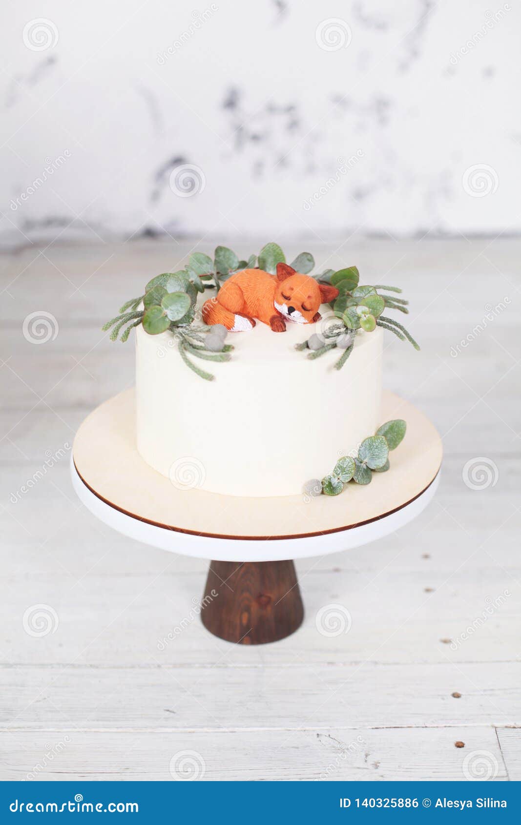 Gateau Creme Blanc Decore Du Renard Rouge De Chocolat Et De L Eucalyptus Vert Photo Stock Image Du Interieur Decore Gateau Creme Blanc Decore Du Renard Rouge De Chocolat Et De L Eucalyptus Vert Photo Stock Image Du Interieur Decore