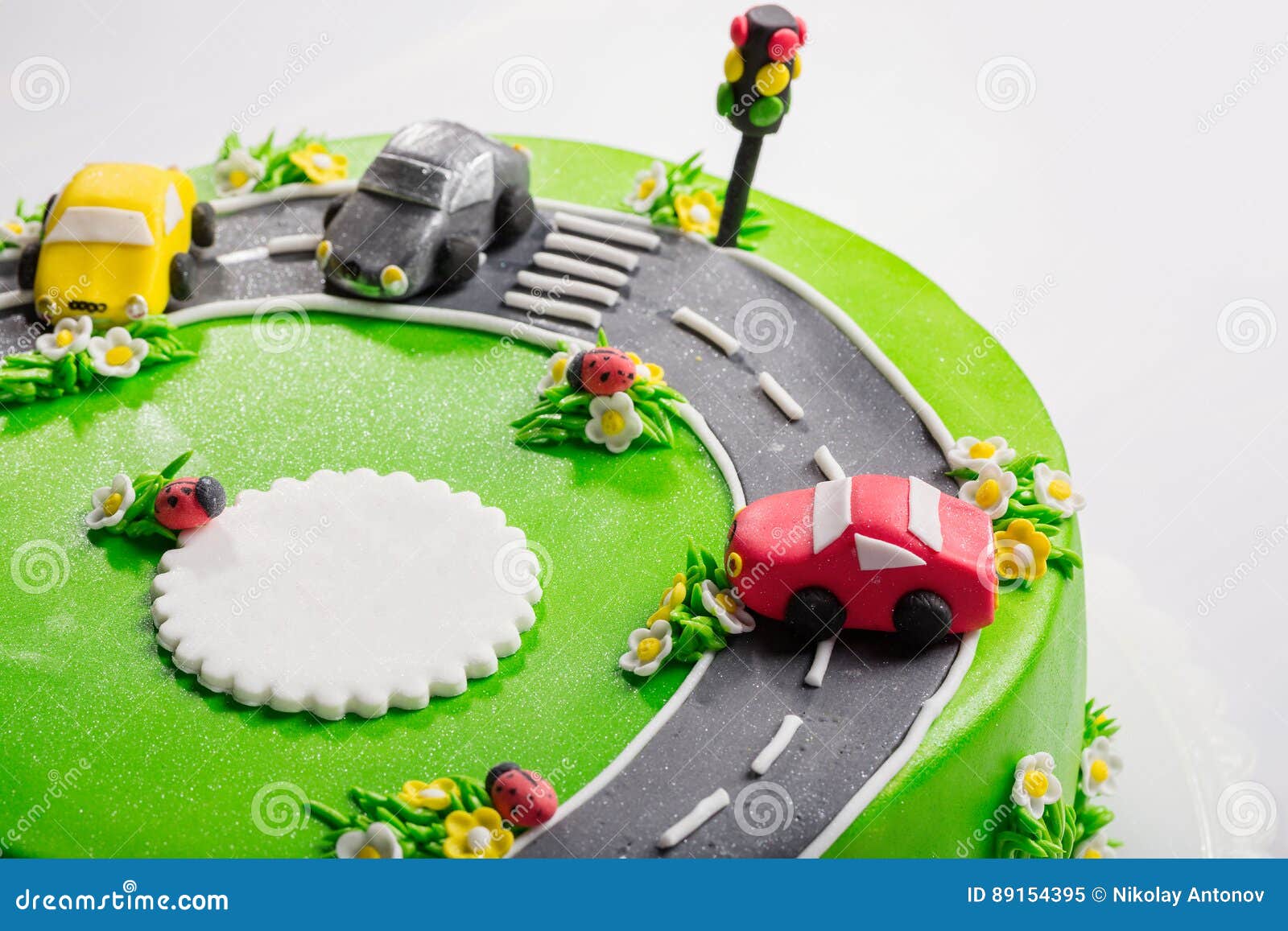 Gateau Delicieux Avec Des Coccinelles Des Voitures Et Le Feu De Signalisation Avec L Endroit Gratuit Pour La Fin Des Textes Image Stock Image Du Amande Indulgence