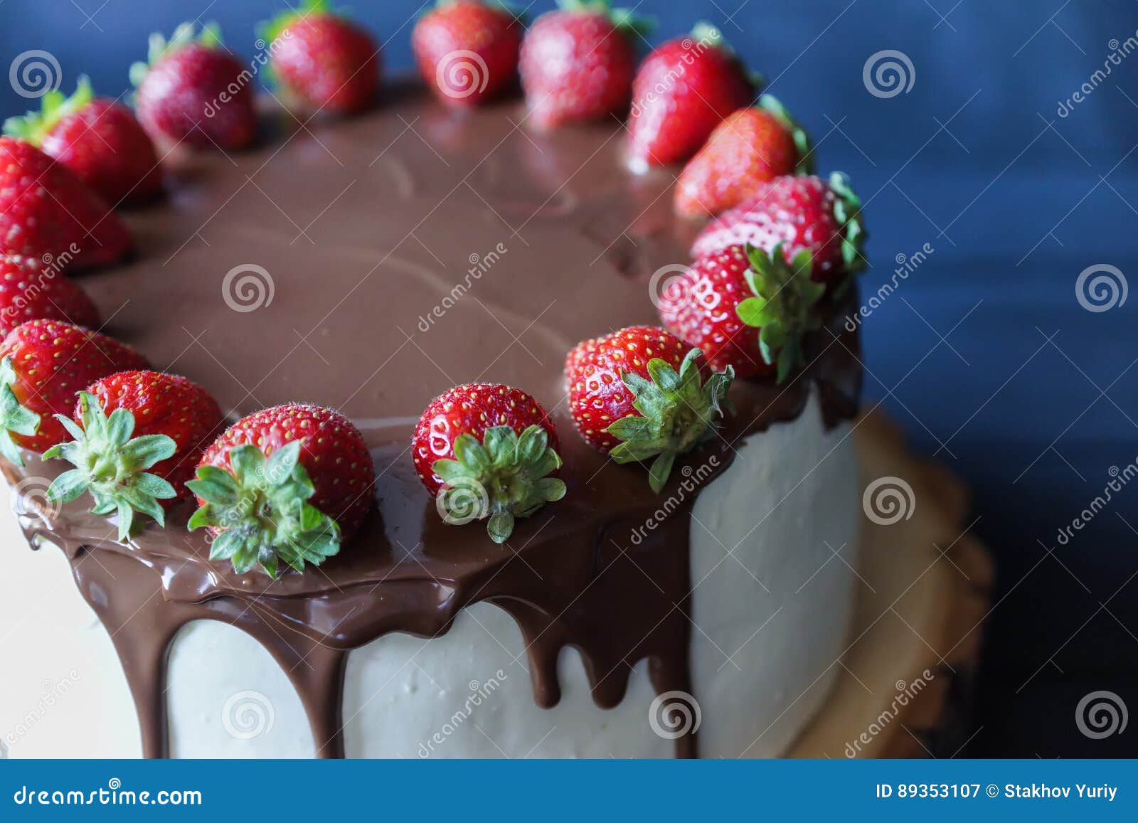 Gateau Delicieux Avec La Decoration Fraiche De Fraise Et De Chocolat De Noir Image Stock Image Du Decoration Luxe Gateau Delicieux Avec La Decoration Fraiche De Fraise Et De Chocolat De Noir Image Stock Image Du Decoration Luxe