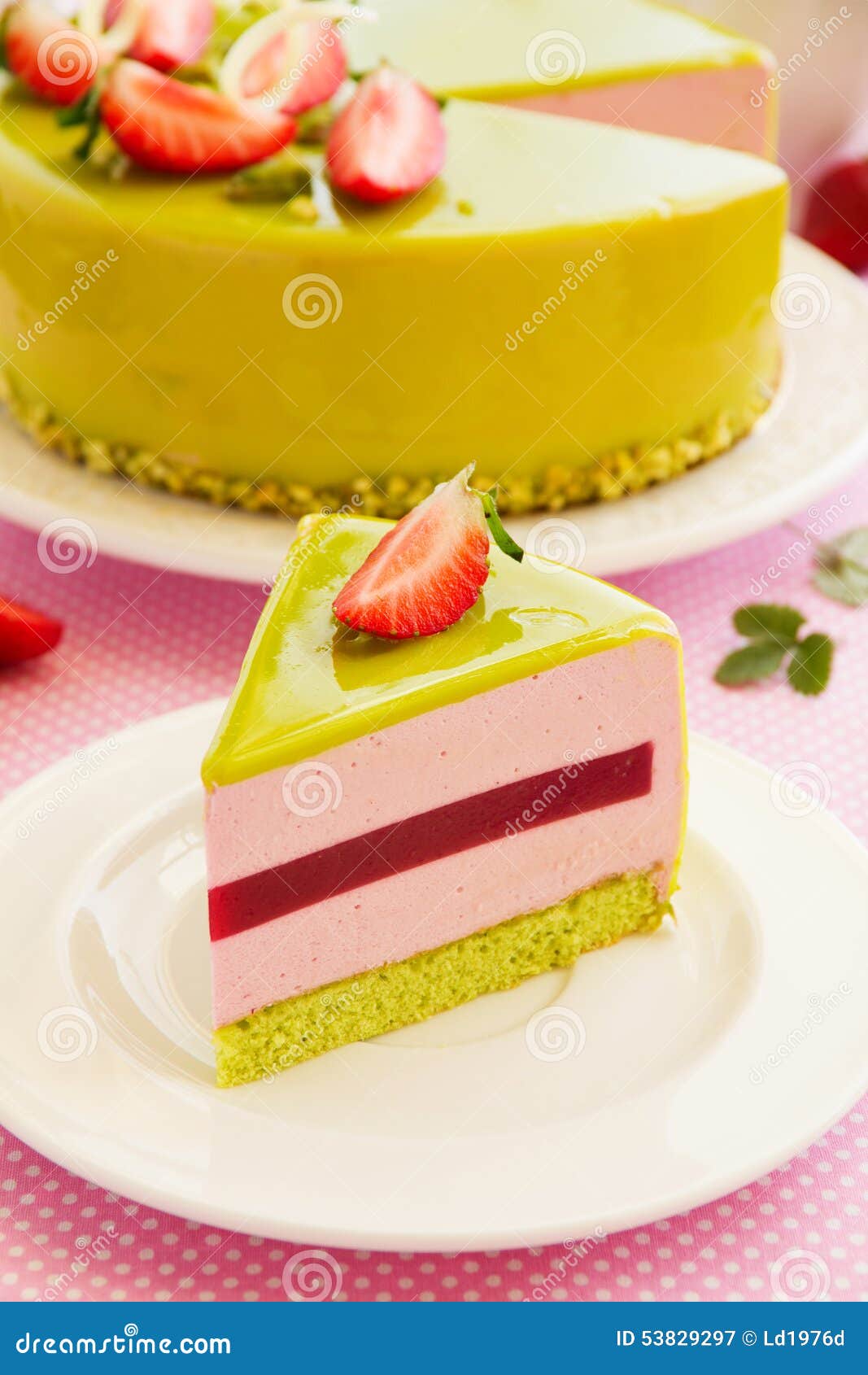 Gateau Delicieux De Mousse De Fraise Pistache Image Stock Image Du Gateau Fraise Gateau Delicieux De Mousse De Fraise Pistache Image Stock Image Du Gateau Fraise