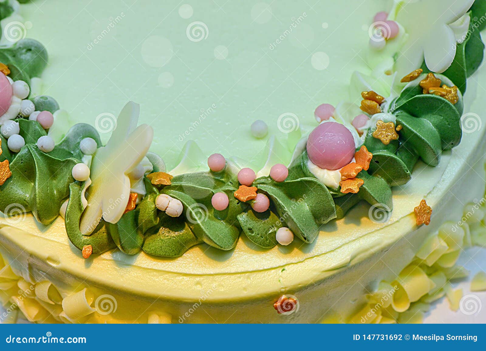 Gateau Delicieux Et Belle Decoration Gateaux De Banane Sur Une Vue Superieure De Fond Blanc Vert De Plat Le G Teau De Nouvelle An Photographie Editorial Image Du Brun Amour
