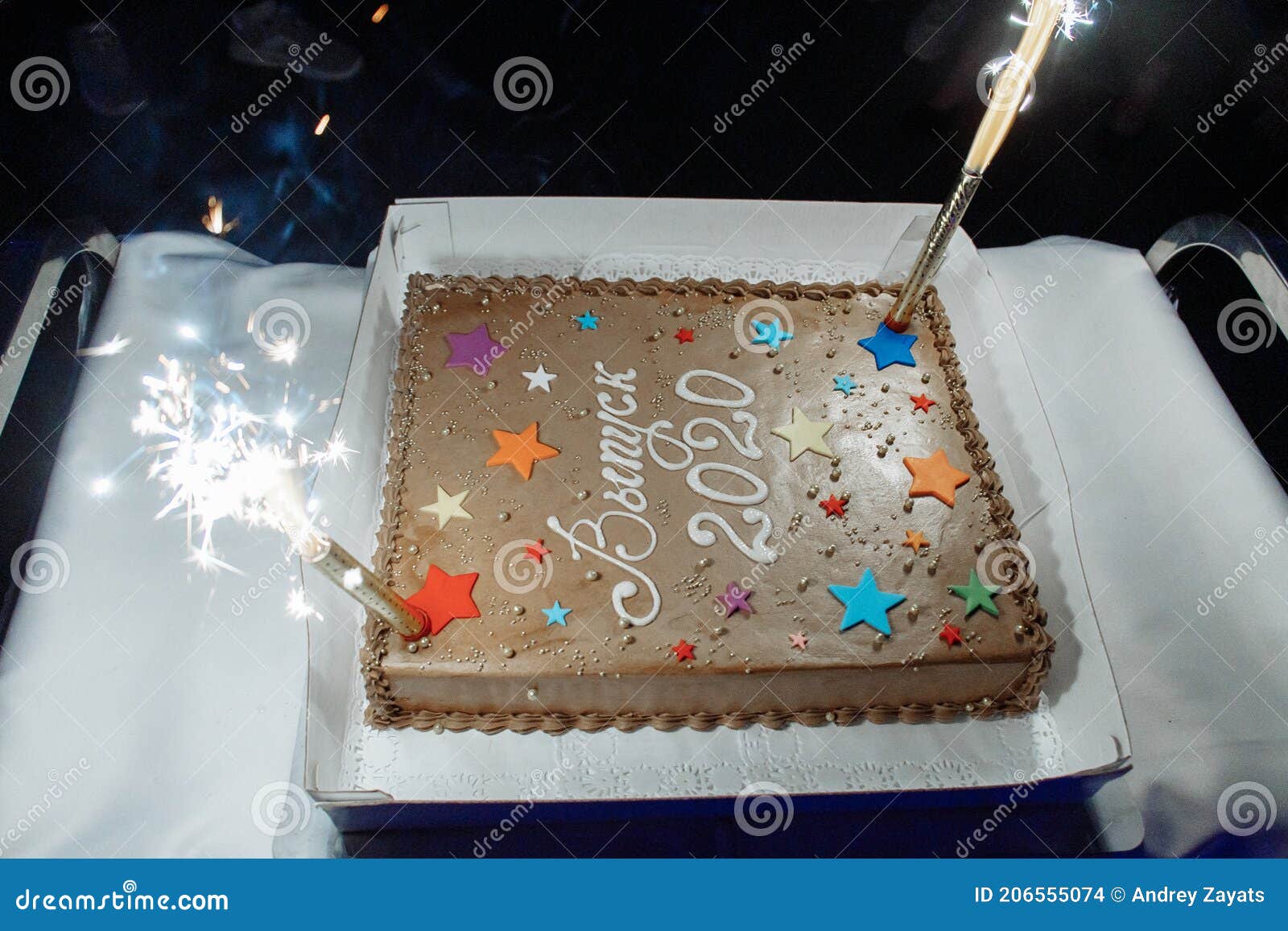Gâteau D'anniversaire à L'école De Graduation. Orné D'étoiles Et D