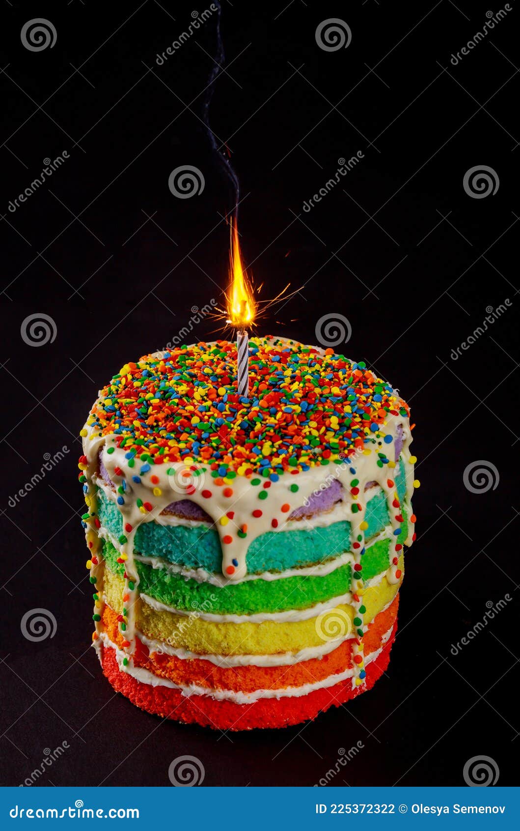 Gâteau D'anniversaire Avec Bougie Brûlante Et étincelle Photo stock - Image  du délicieux, fête: 225372322