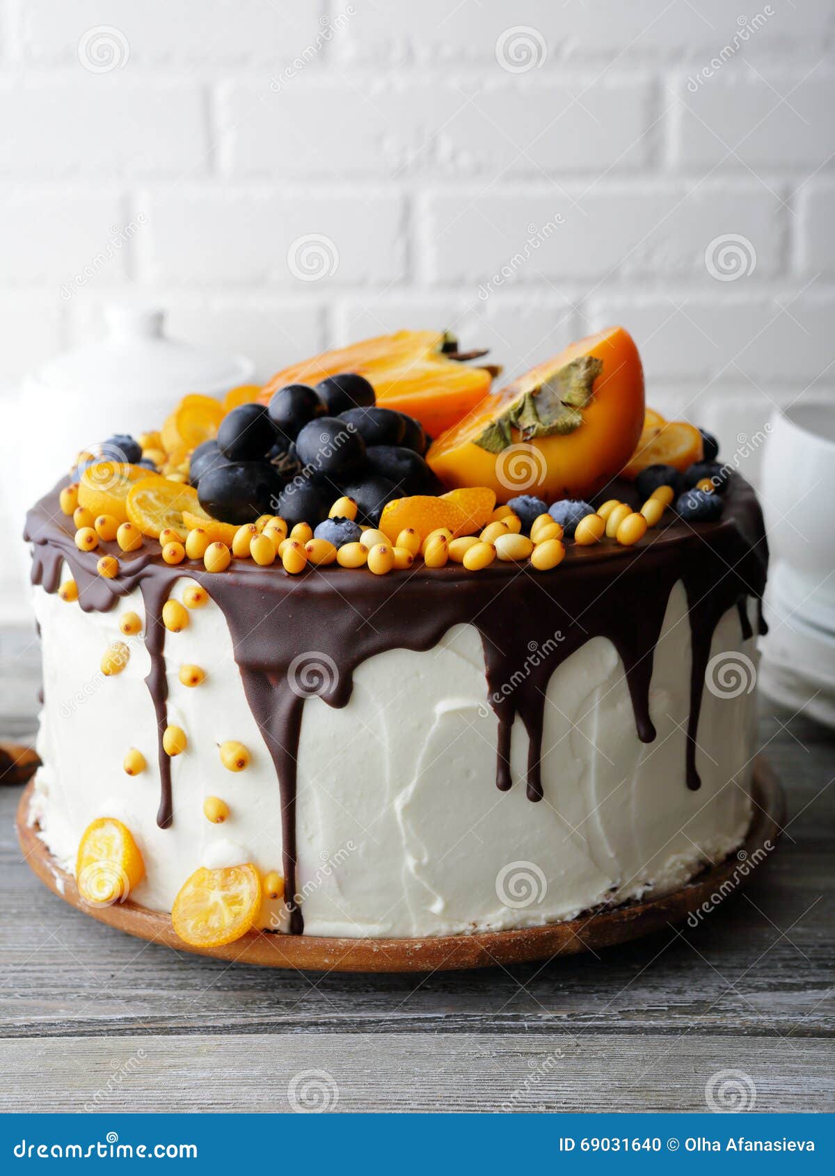 Gateau D Anniversaire Avec Des Decorations De Fruits Photo Stock Image Du Couleur Anniversaire