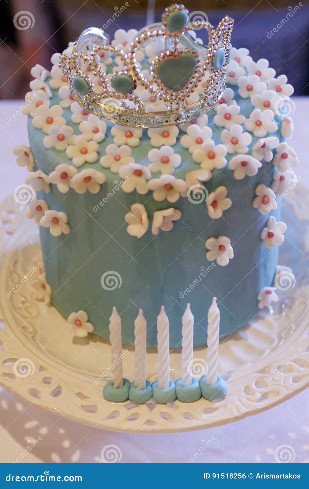 Gateau D Anniversaire Avec La Couronne Photo Stock Image Du Sucrerie Greece Gateau D Anniversaire Avec La Couronne Photo Stock Image Du Sucrerie Greece