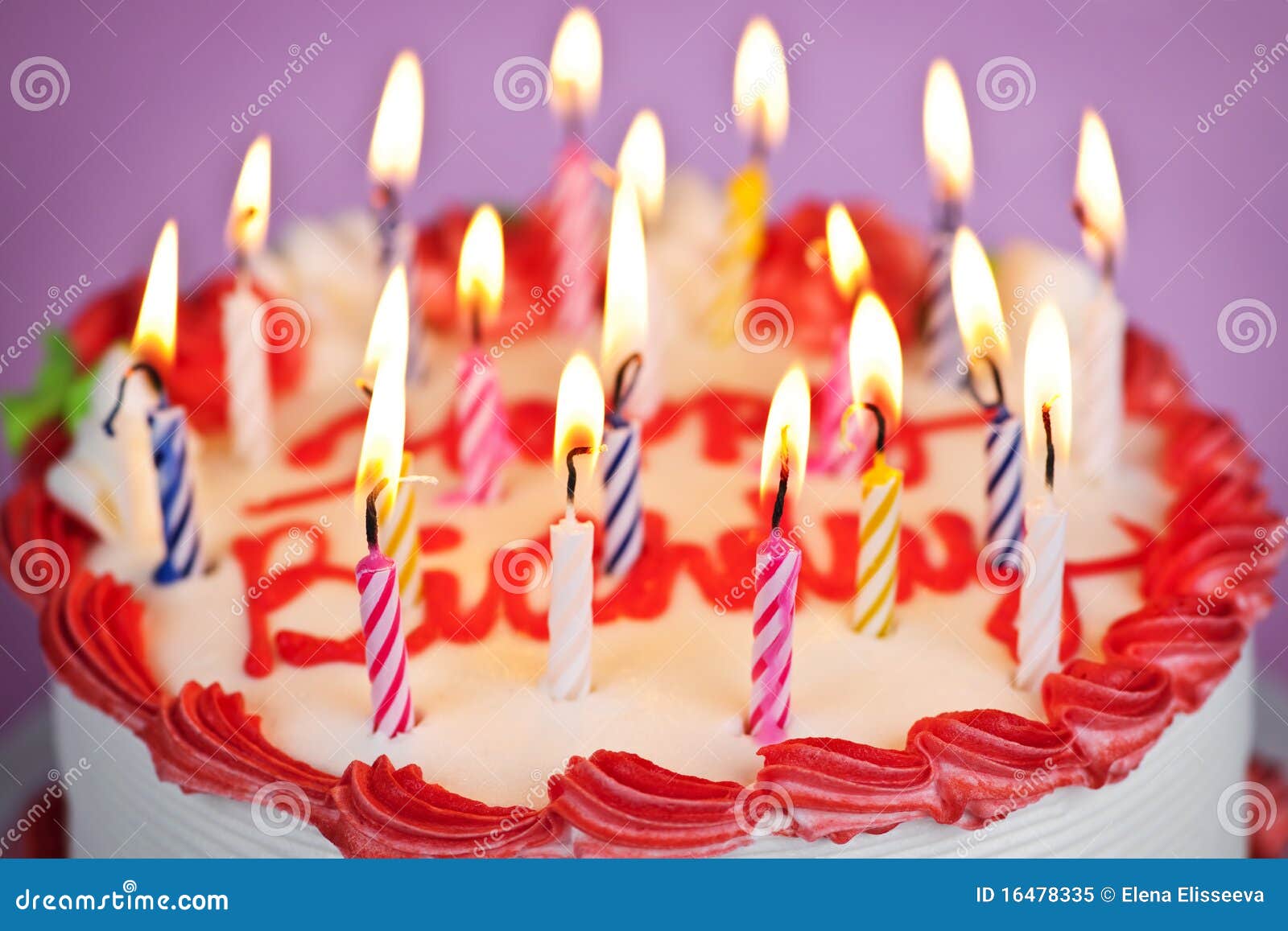 Gateau D Anniversaire Avec Les Bougies Allumees Image Stock Image Du Brulure Frais