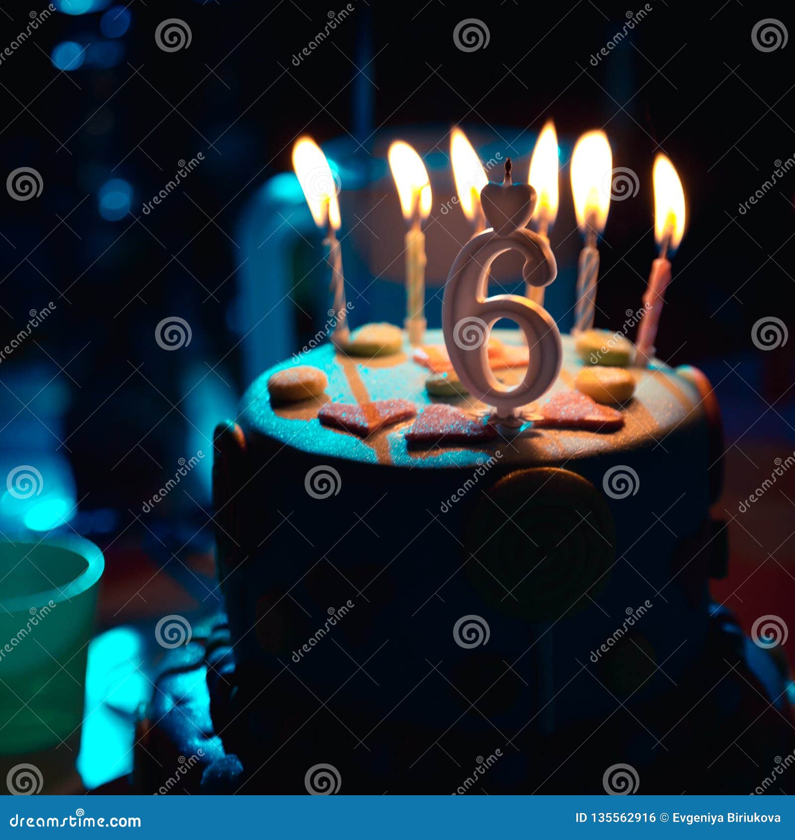 Gateau D Anniversaire Avec Les Bougies Et L Age Brulants 6 Bougies A L Arriere Plan Fonce Avec Des Sucreries En Decor Photo Stock Image Du Gateau Drapeau