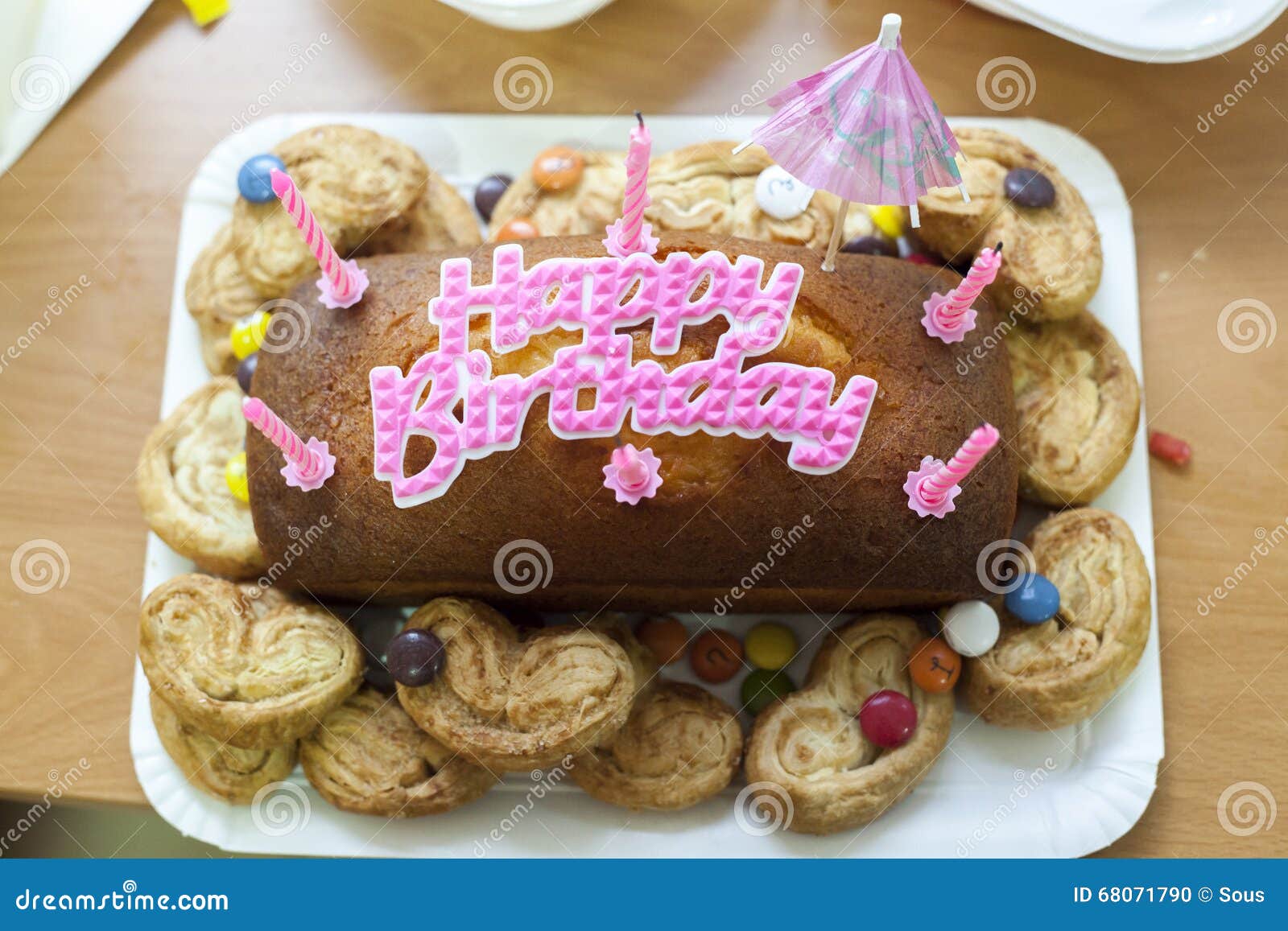 Gateau D Anniversaire Avec Six Bougies Photo Stock Image Du Papillon Baked