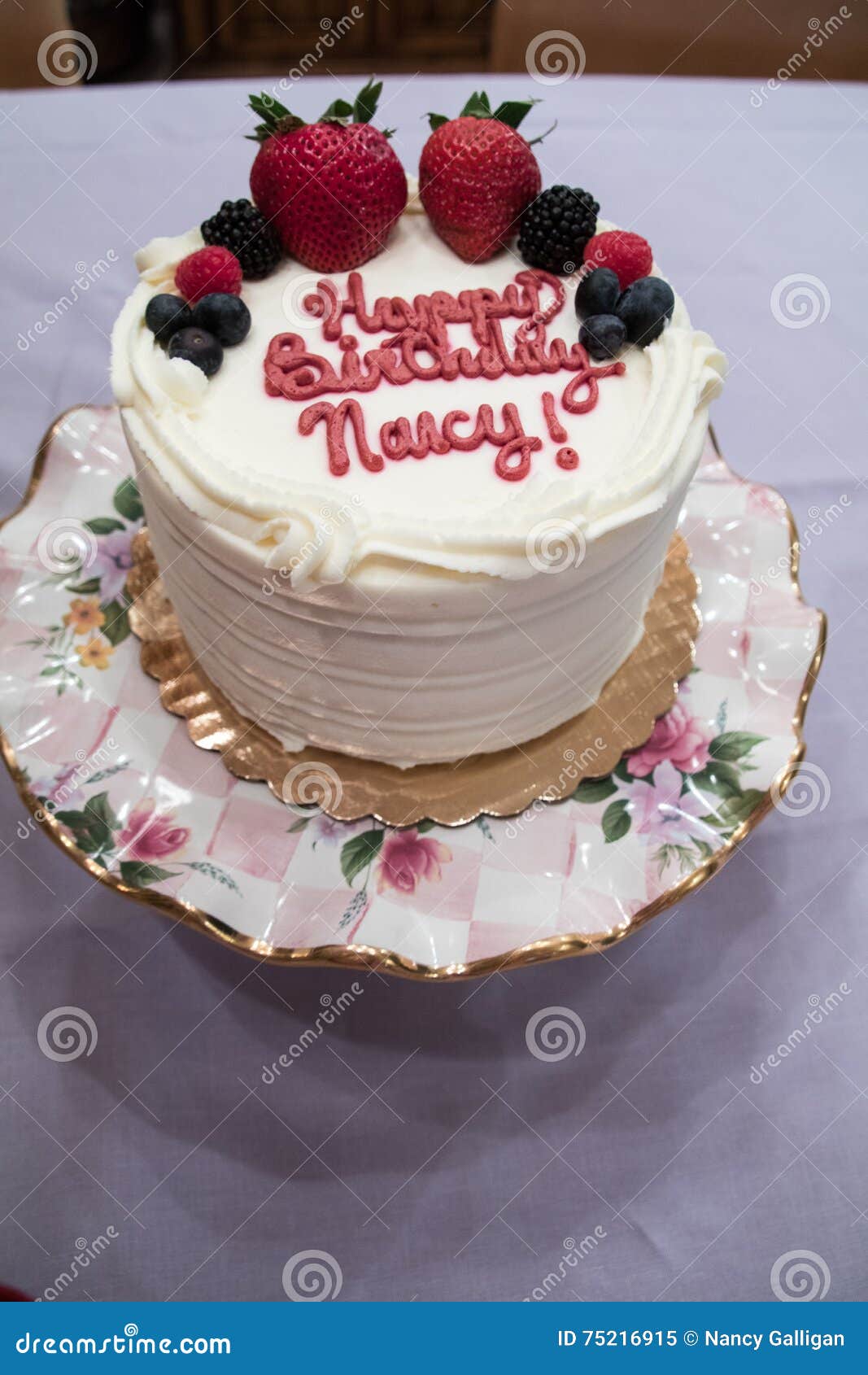 Gateau D Anniversaire Blanc Fait Avec Le Givrage Et Les Fraises Et Les Myrtilles Et Les Framboises Blancs Image Stock Image Du Omelette Throughout Gateau D Anniversaire Blanc Fait Avec Le Givrage Et Les Fraises Et Les Myrtilles Et Les Framboises Blancs Image Stock Image Du Omelette Throughout