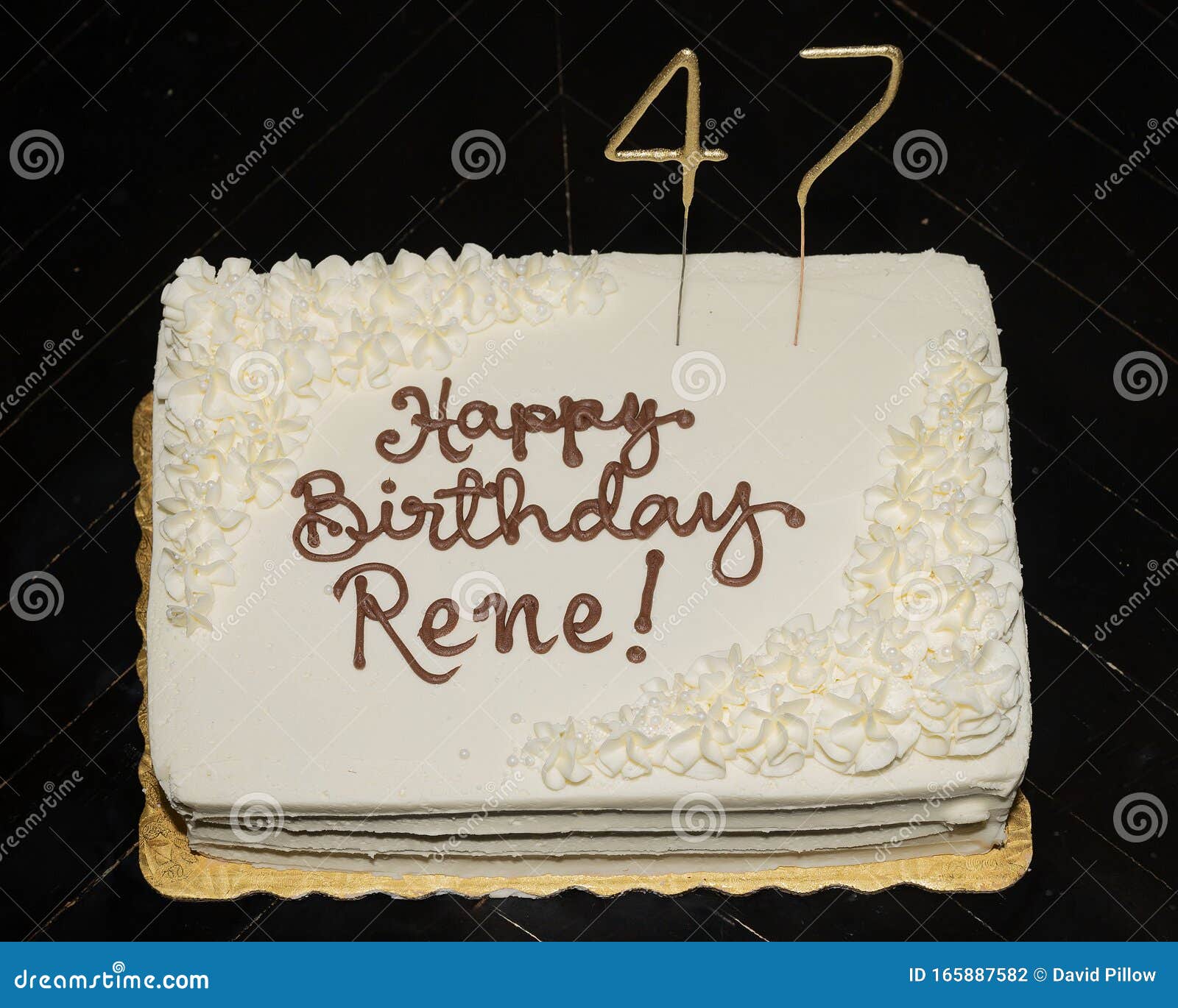 Gateau D Anniversaire Celebrant Le Quarante Septieme Anniversaire De Rene Photo Stock Image Du Sparkler Pinces