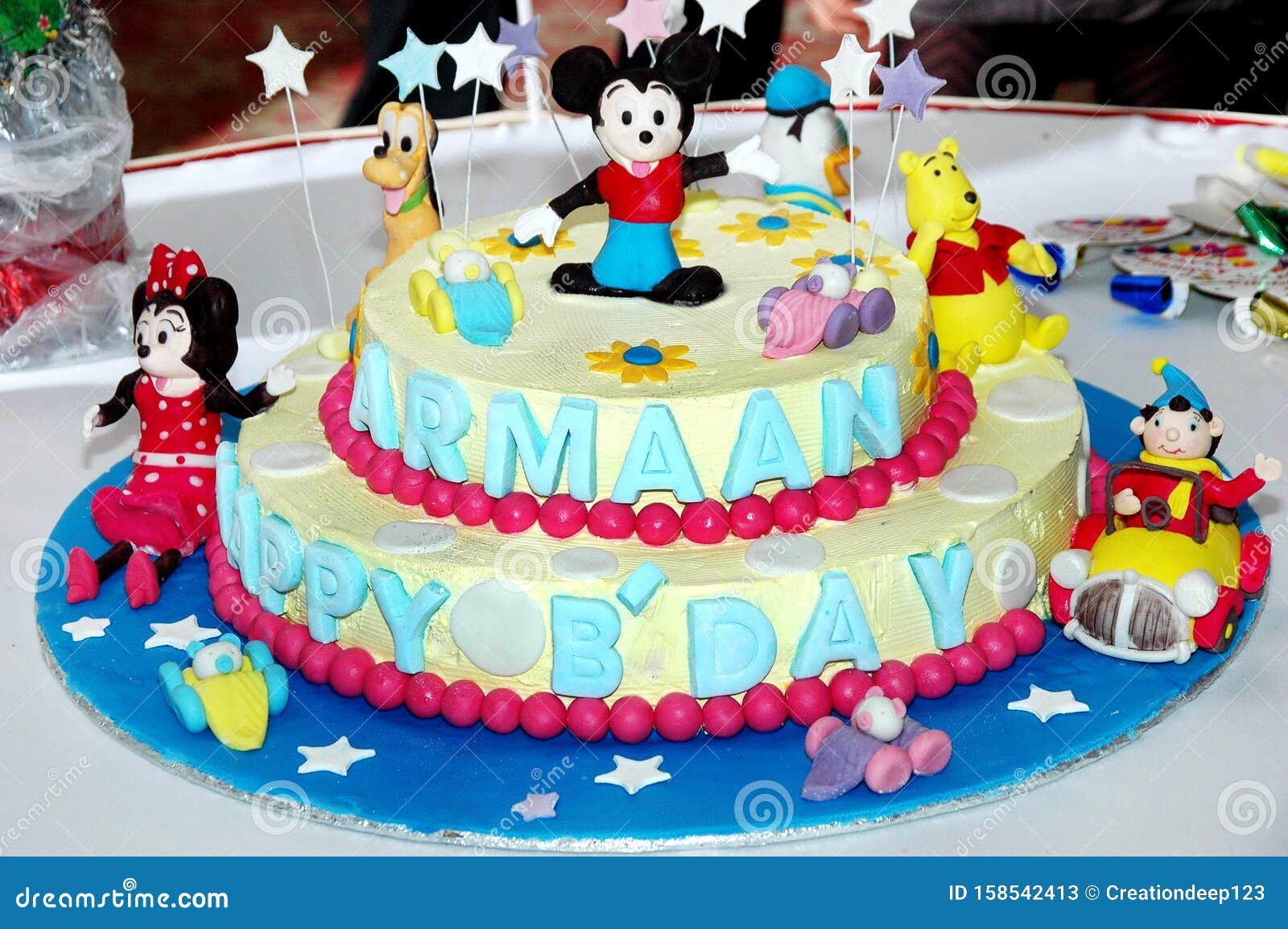 Gateau D Anniversaire Colore Decore De Petits Personnages De Dessins Animes Sur Le Dessus Photo Stock Editorial Image Du Dessus Animes Gateau D Anniversaire Colore Decore De Petits Personnages De Dessins Animes Sur Le Dessus Photo Stock Editorial Image Du Dessus Animes