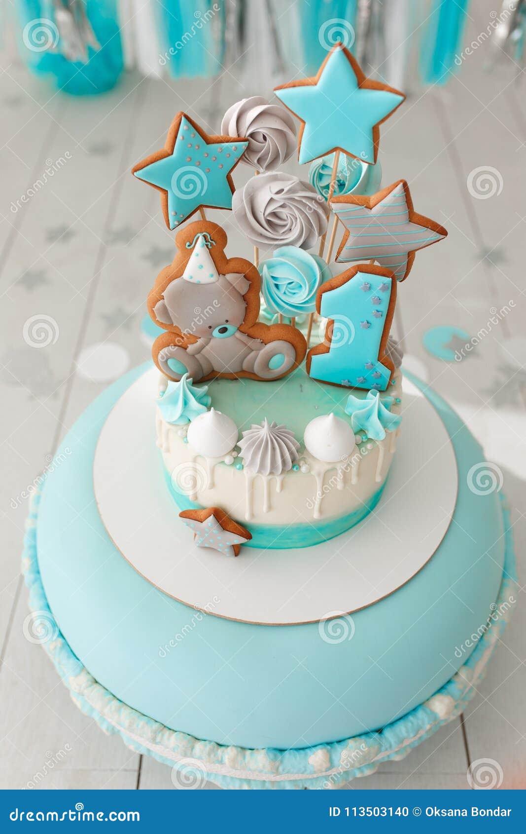Gateau D Anniversaire Decore De L Ours Et De L Etoile De Pain D Epice Vue Superieure Etroite Photo Stock Image Du Dessert Cuisine