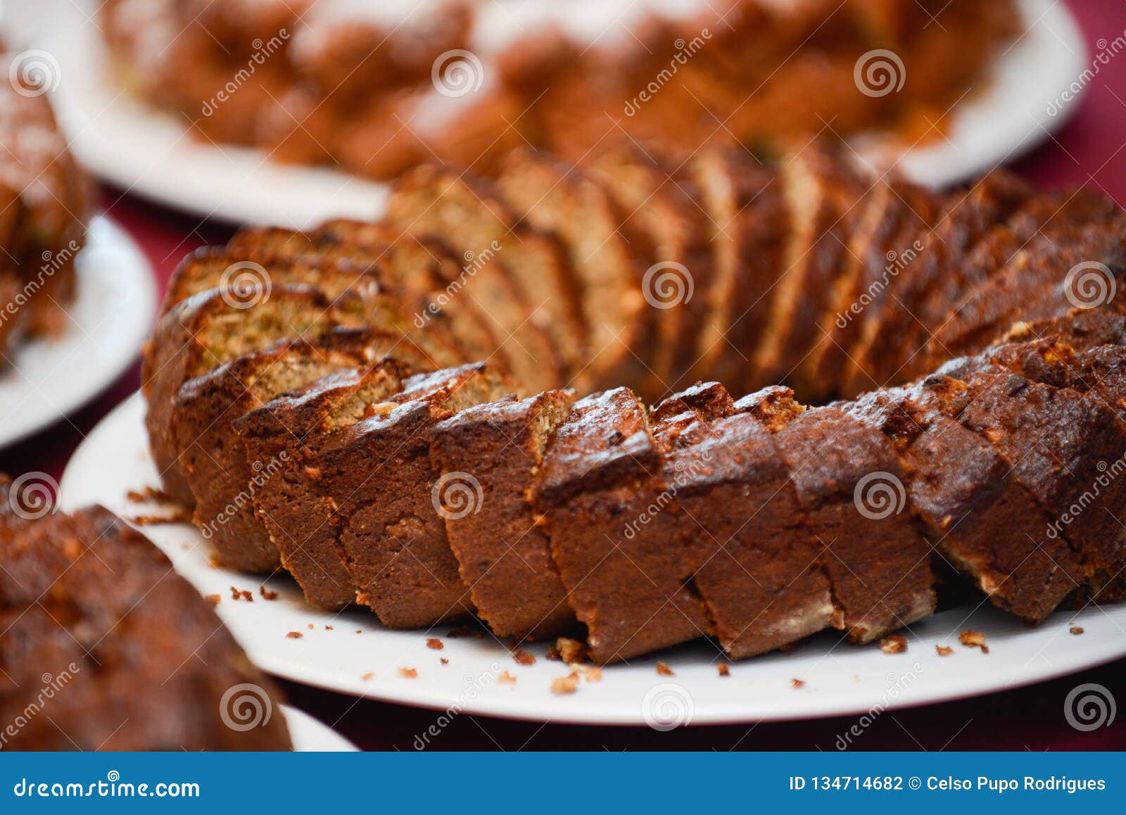 Gateau D Anniversaire Decoupe Et Range En Tranches Dans Le Plateau Photo Stock Image Du Plateau Gateau