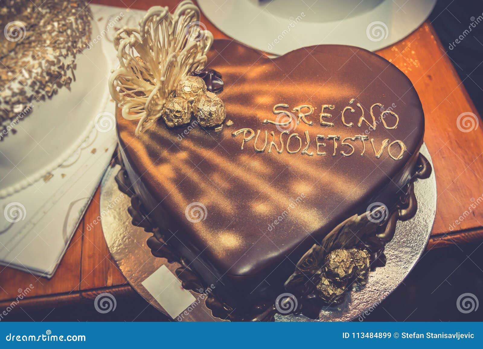 Gateau D Anniversaire Dans La Forme Du Coeur Image Stock Image Du Age Copie