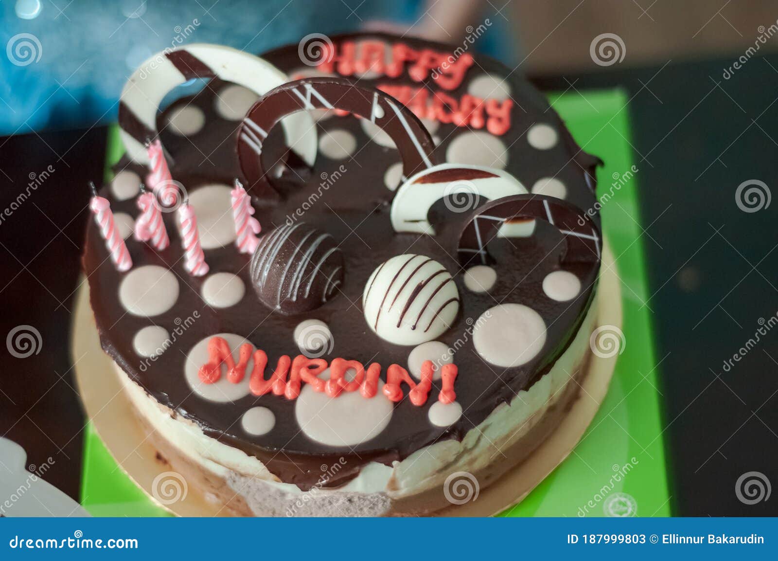 Gateau D Anniversaire De Chocolat Contenant Le Nom Image Stock Image Du Evenement Vacances