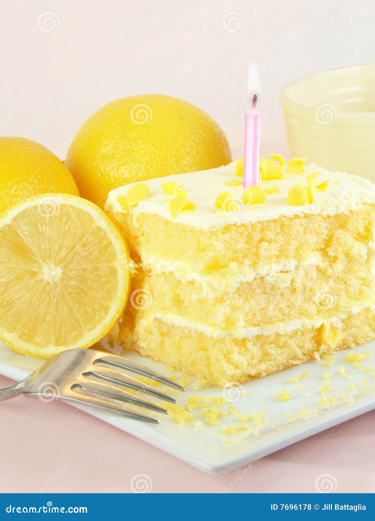 g%C3%A2teau-d-anniversaire-de-citron-avec-la-bougie-de-lit-7696178.jpg