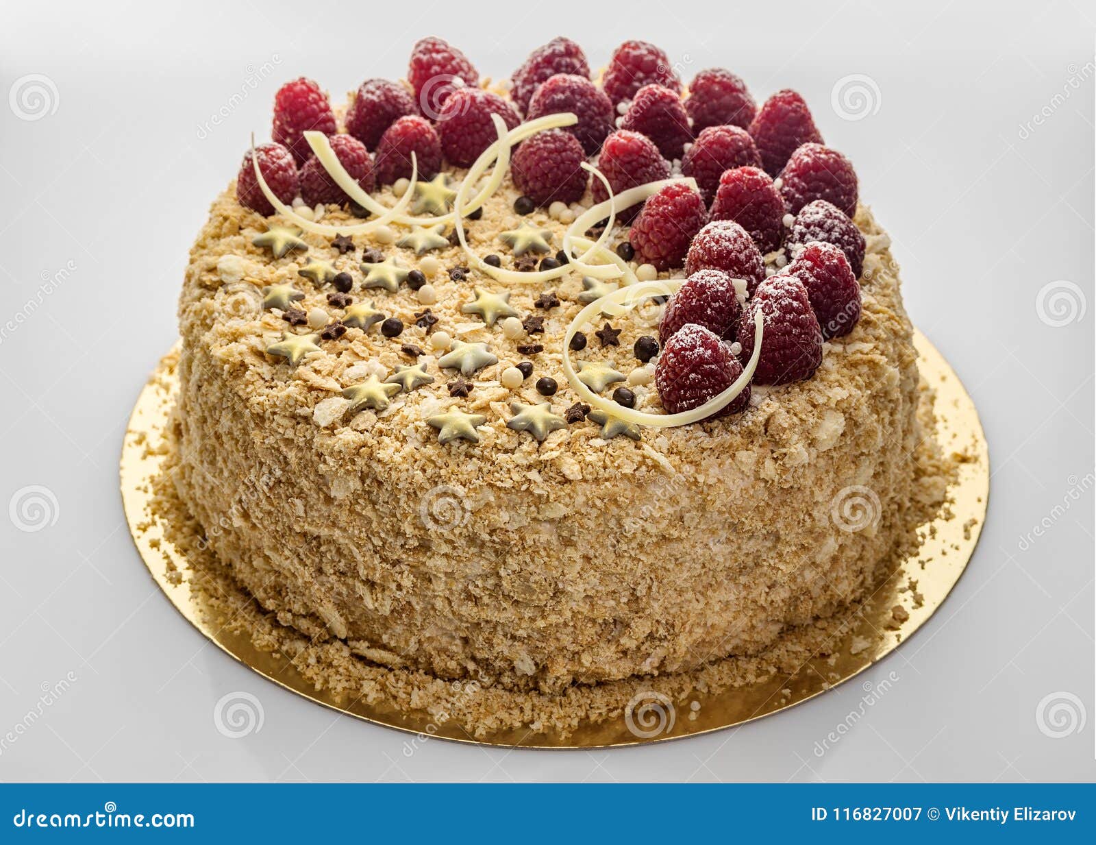 Gateau D Anniversaire De Fraise Gateau Decore Des Asterisques Des Baies De Framboise Et Des Copeaux Du Chocolat Blanc Image Stock Image Du Givrage Baie