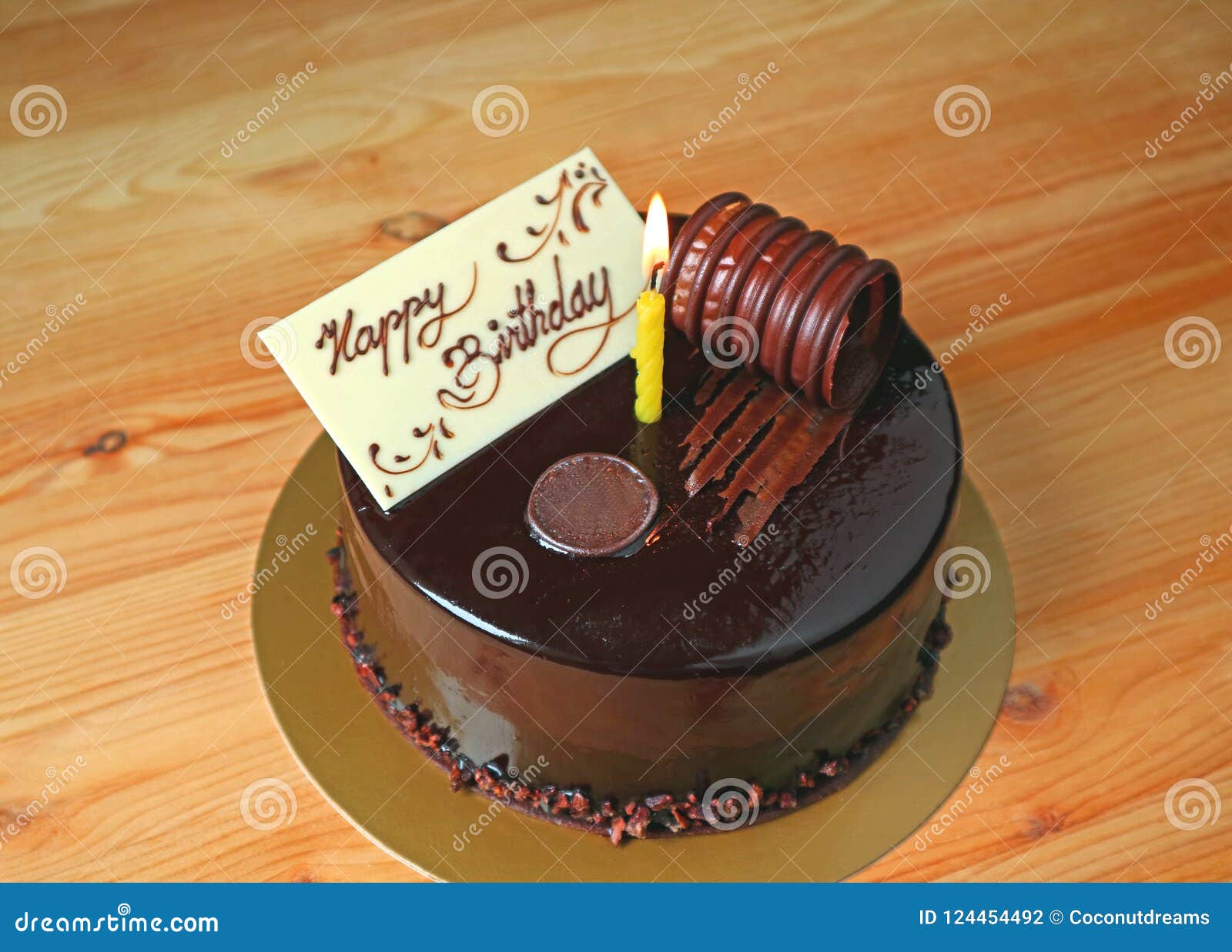 Gateau D Anniversaire De Mousse De Chocolat Complete Avec La Carte De Voeux Blanche De Chocolat Et Une Bougie De Allumage Photo Stock Image Du Fond Nourriture Gateau D Anniversaire De Mousse De Chocolat Complete Avec La Carte De Voeux Blanche De Chocolat Et Une Bougie De Allumage Photo Stock Image Du Fond Nourriture