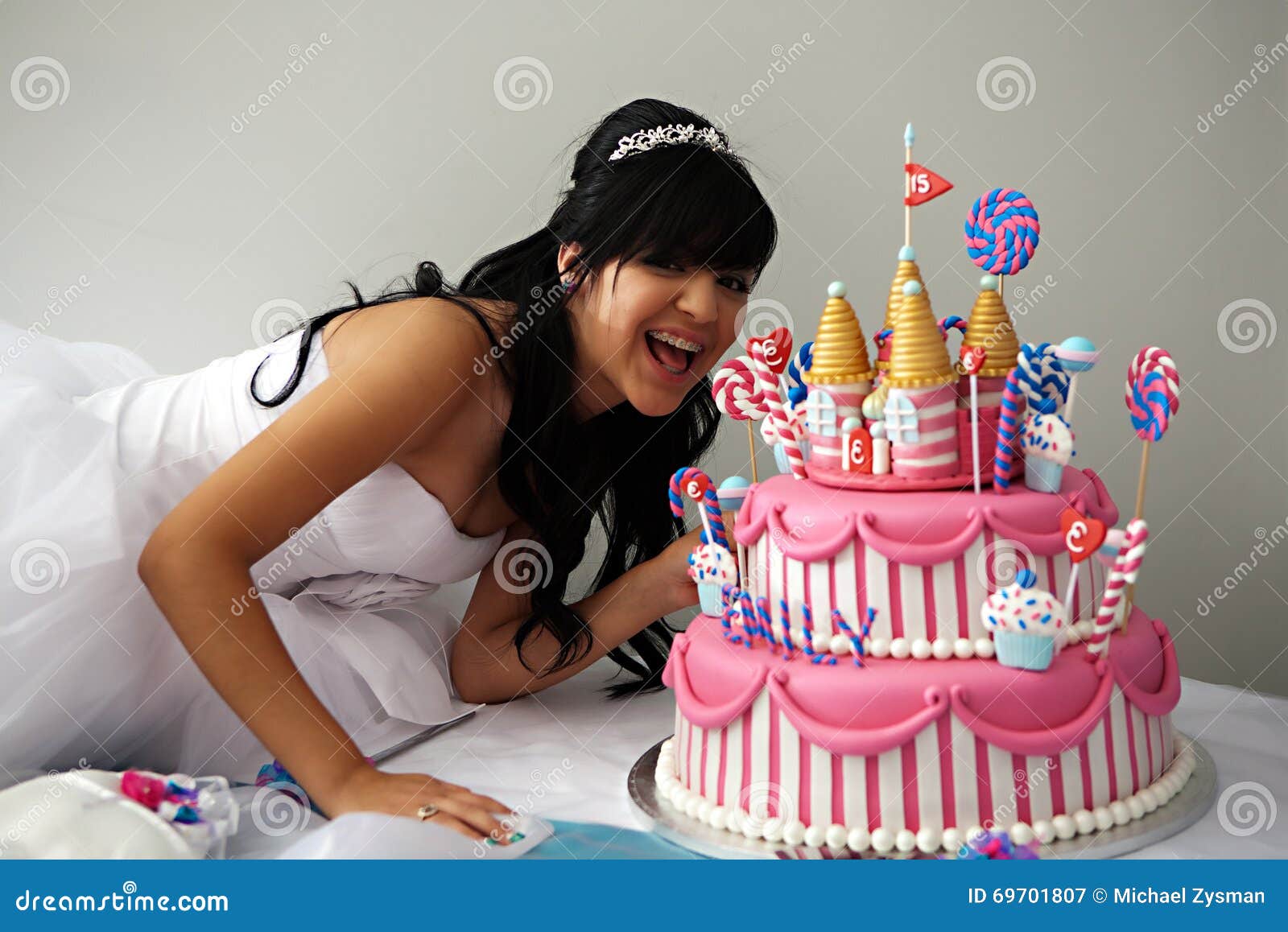 Gateau D Anniversaire De Quinceanera Image Stock Image Du Jeune Robe