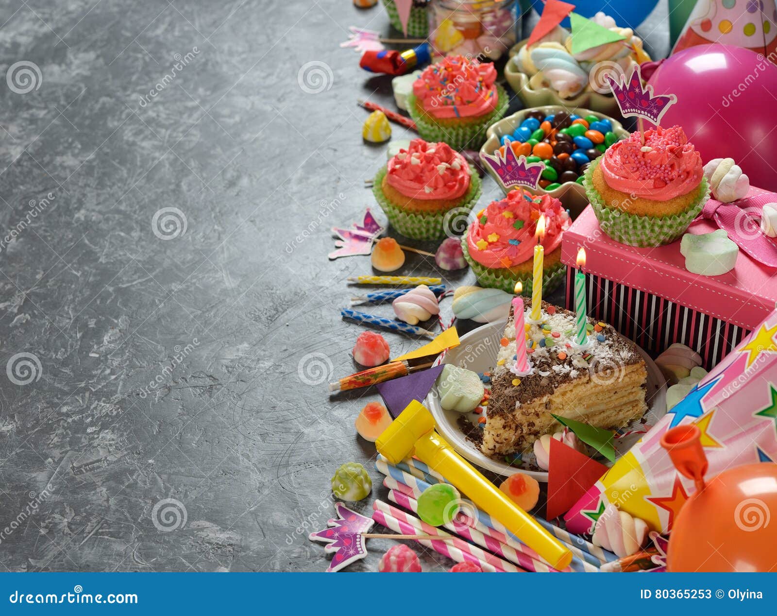 Gateau D Anniversaire Et Divers Accessoires Image Stock Image Du Carnaval Dessert