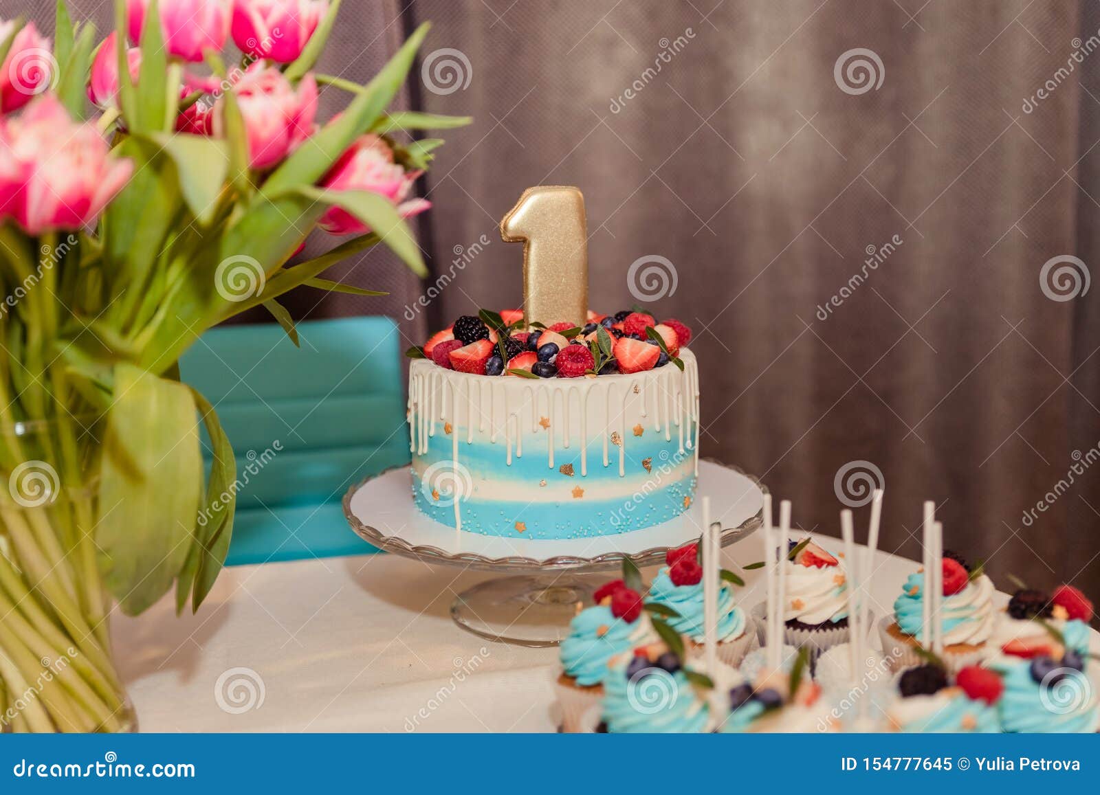 Gateau D Anniversaire Et Friandise Lumineux De Bebe De Turquoise Une Partie D An La Decoration Interieure Pour Un Anniversaire D Image Stock Image Du Fille Decorations