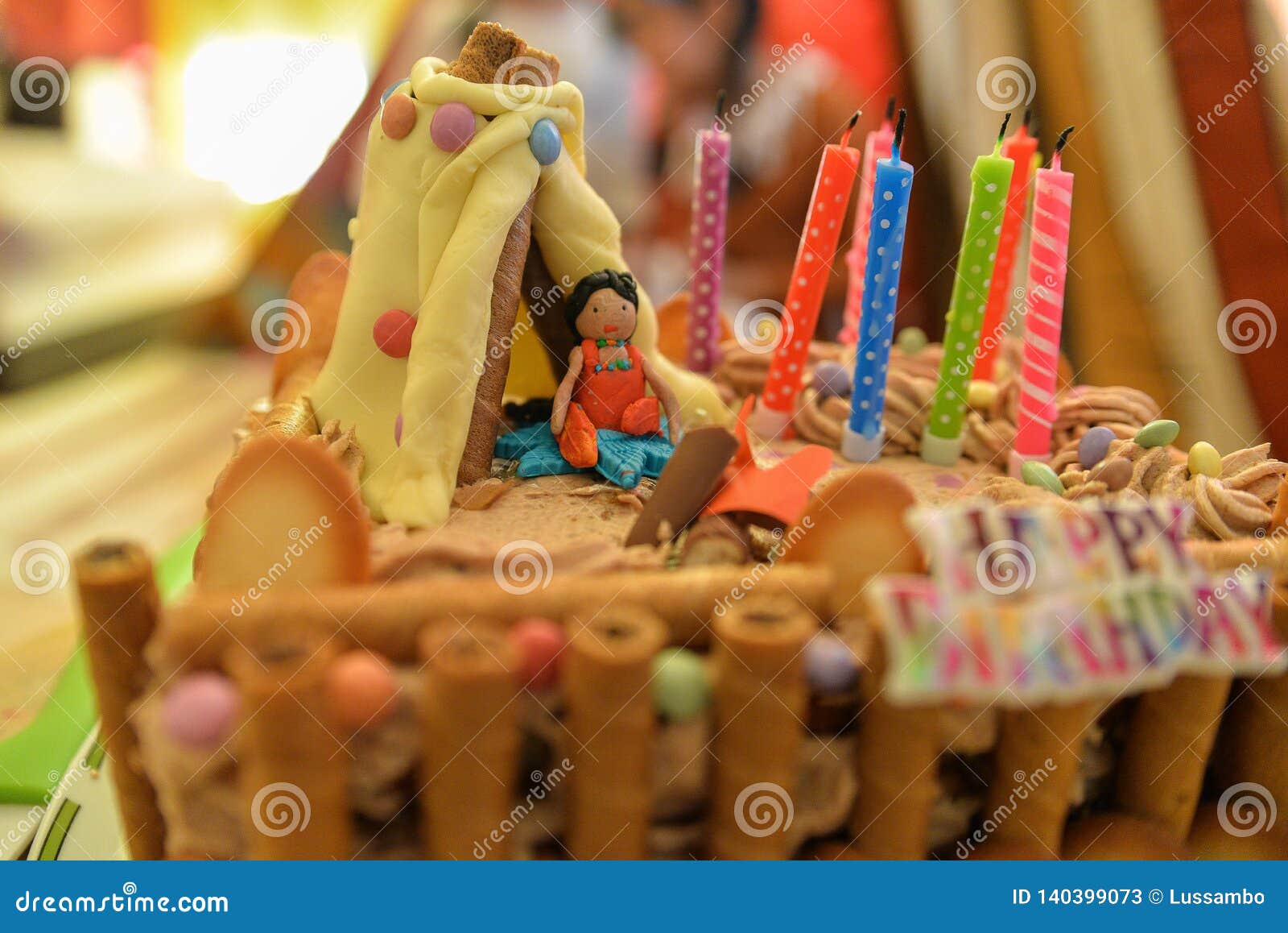Gateau D Anniversaire Fait Main Avec La Figurine De Femme Image Stock Image Du Colore Doux Gateau D Anniversaire Fait Main Avec La Figurine De Femme Image Stock Image Du Colore Doux