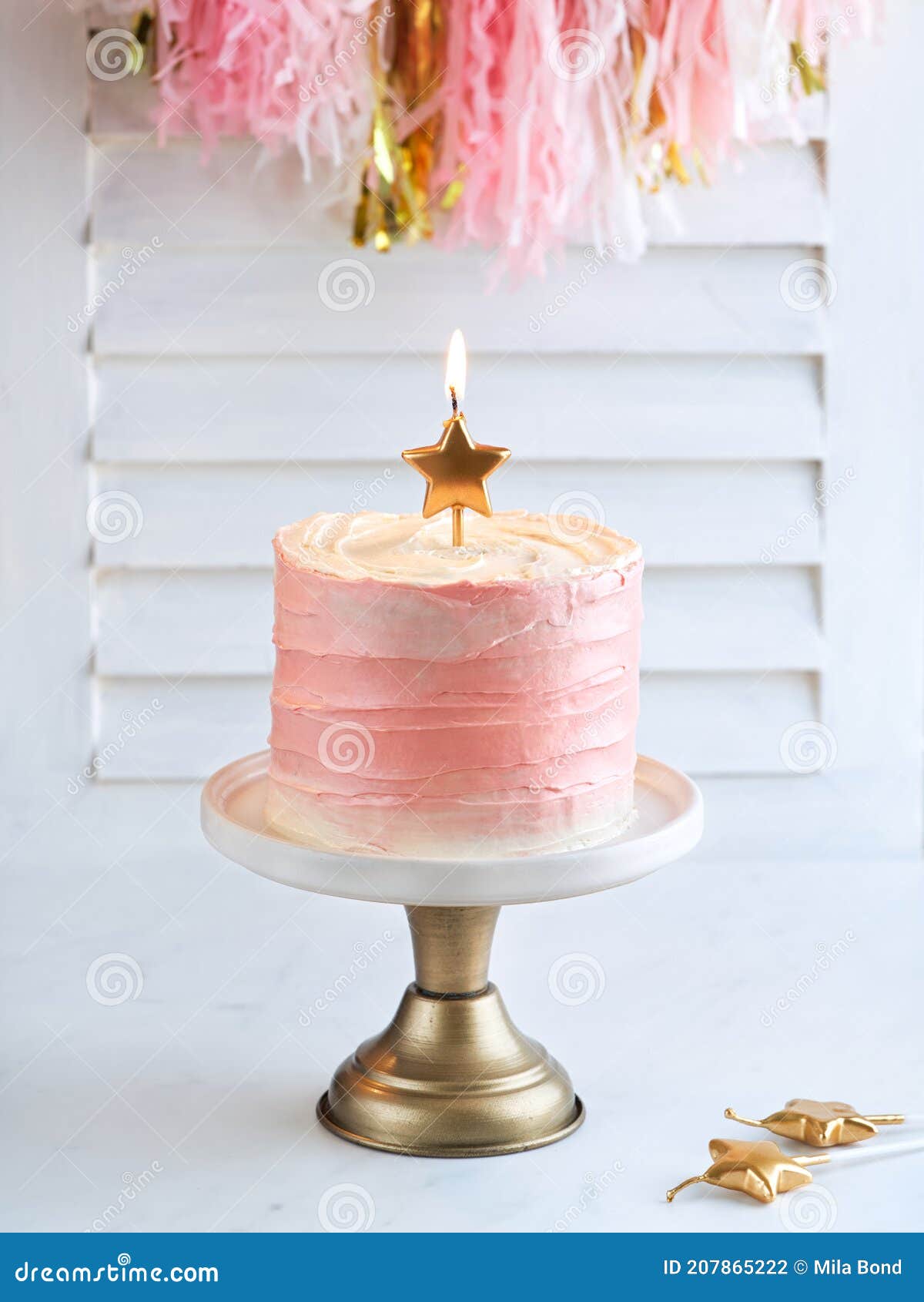 Gateau D Anniversaire Rose Avec Le Haut De Forme De Bougie Du Feu En Or D Etoile Contre Un Espace Blanc De Fond Pour Le Texte Con Photo Stock Image Du Cheri Cadeau Gateau D Anniversaire Rose Avec Le Haut De Forme De Bougie Du Feu En Or D Etoile Contre Un Espace Blanc De Fond Pour Le Texte Con Photo Stock Image Du Cheri Cadeau
