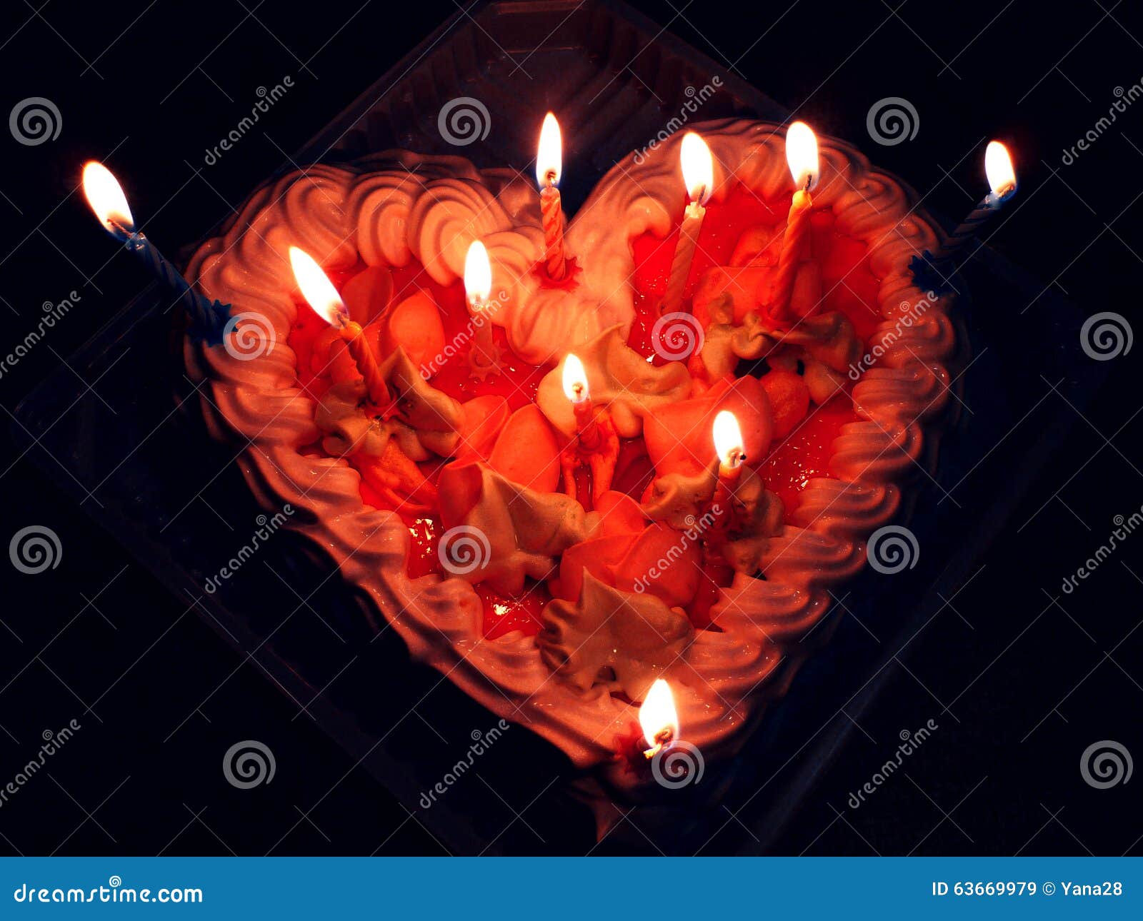 Gateau D Anniversaire Rouge Sous Forme De Coeur Avec Des Bougies Image Stock Image Du Decoration Emeraude Gateau D Anniversaire Rouge Sous Forme De Coeur Avec Des Bougies Image Stock Image Du Decoration Emeraude