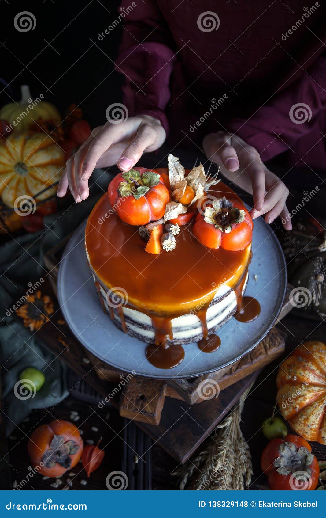 Gateau D Automne Avec Le Kaki Et Caramel Avec Un Potiron Et Une Fille Dans Une Robe De Bourgogne Sur Un Fond Noir Nourriture Fon Photo Stock Image Du Patisserie Homemade Gateau D Automne Avec Le Kaki Et Caramel Avec Un Potiron Et Une Fille Dans Une Robe De Bourgogne Sur Un Fond Noir Nourriture Fon Photo Stock Image Du Patisserie Homemade
