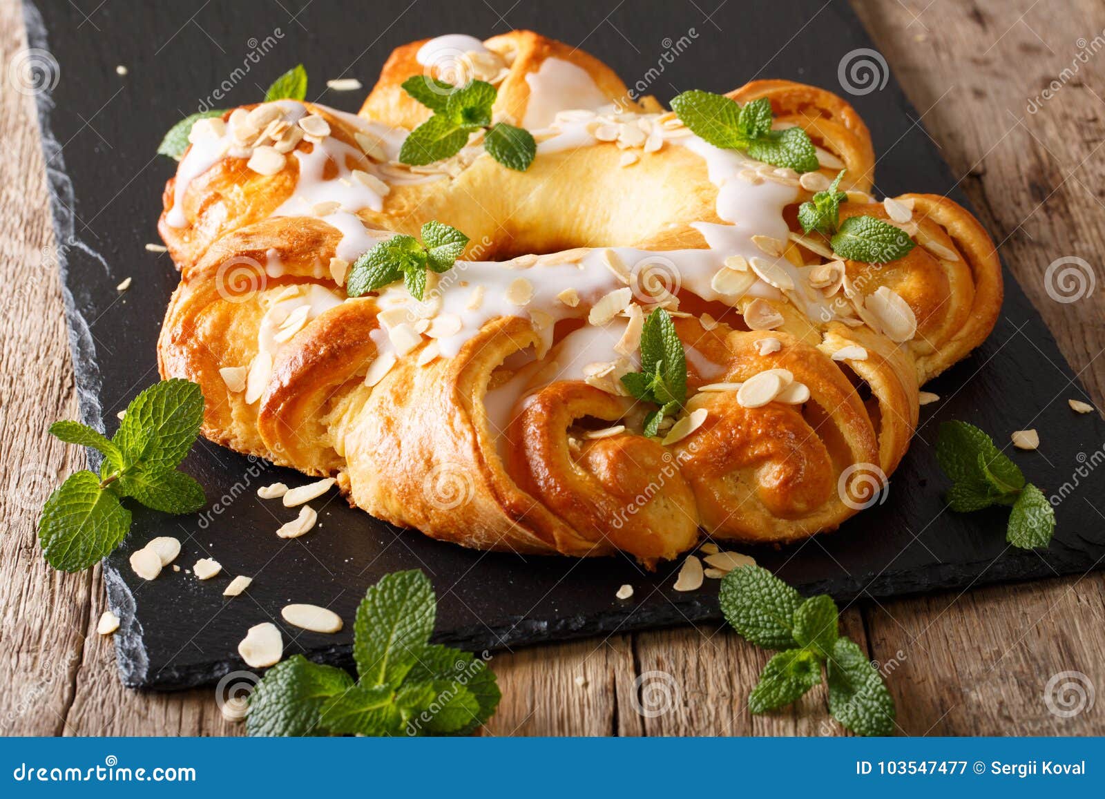 Gateau De Brioche De Noel Avec Des Amandes Decorees De La Menthe Fraiche C Image Stock Image Du Dessert Pain Gateau De Brioche De Noel Avec Des Amandes Decorees De La Menthe Fraiche C Image Stock Image Du Dessert Pain