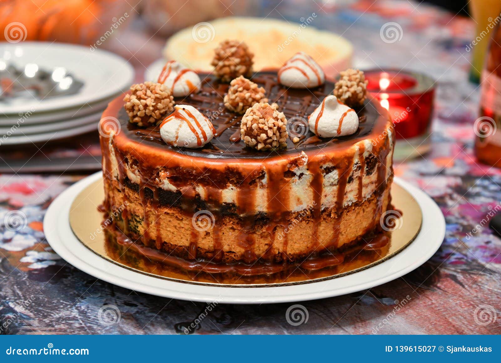 Gateau De Caramel Avec La Meringue Pour La Fete D Anniversaire Image Stock Image Du Avec Caramel
