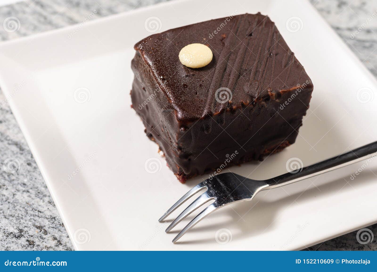 Gateau De Chocolat Avec Des Cerises Servies Du Plat Blanc Carre Image Stock Image Du Cuisine Noir