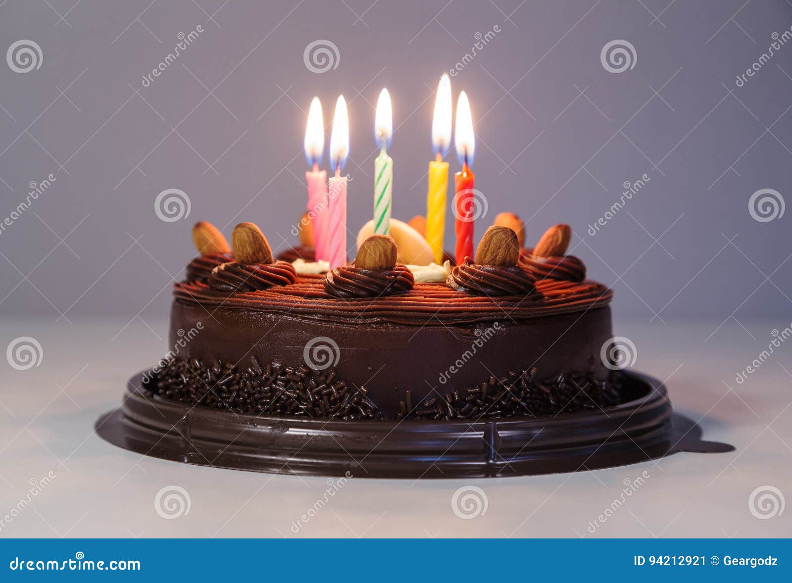 Gâteau De Chocolat Avec La Bougie De Lumière D'anniversaire Image stock -  Image du cadeau, lumière: 94212921