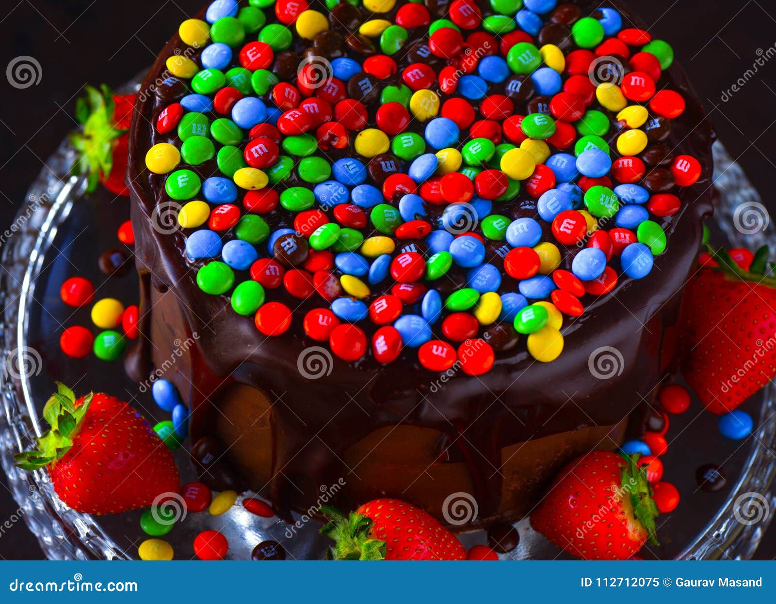 Gateau De Chocolat Avec Le Glacage Et Les M Ms De Creme De Beurre Image Editorial Image Du Gateau Anniversaire Gateau De Chocolat Avec Le Glacage Et Les M Ms De Creme De Beurre Image Editorial Image Du Gateau Anniversaire