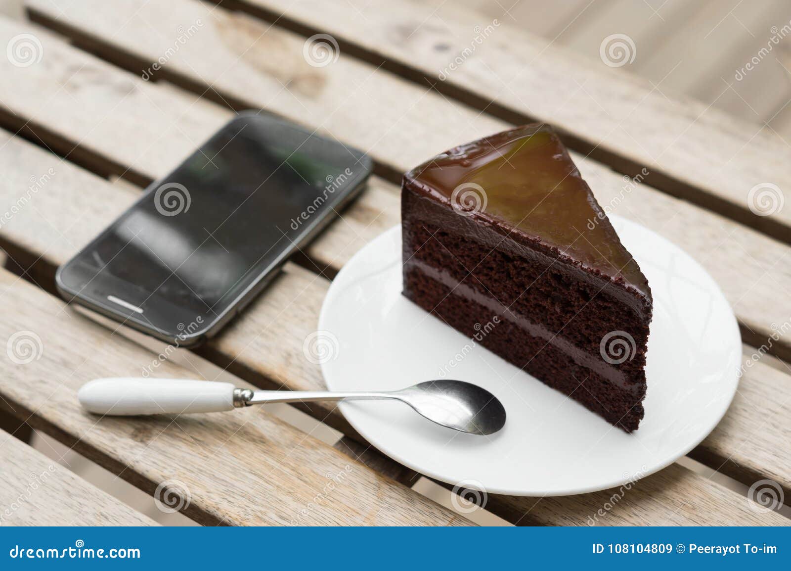 Gateau De Chocolat Avec Le Telephone Portable Sur La Table Image Stock Image Du Mangez Mobile Gateau De Chocolat Avec Le Telephone Portable Sur La Table Image Stock Image Du Mangez Mobile