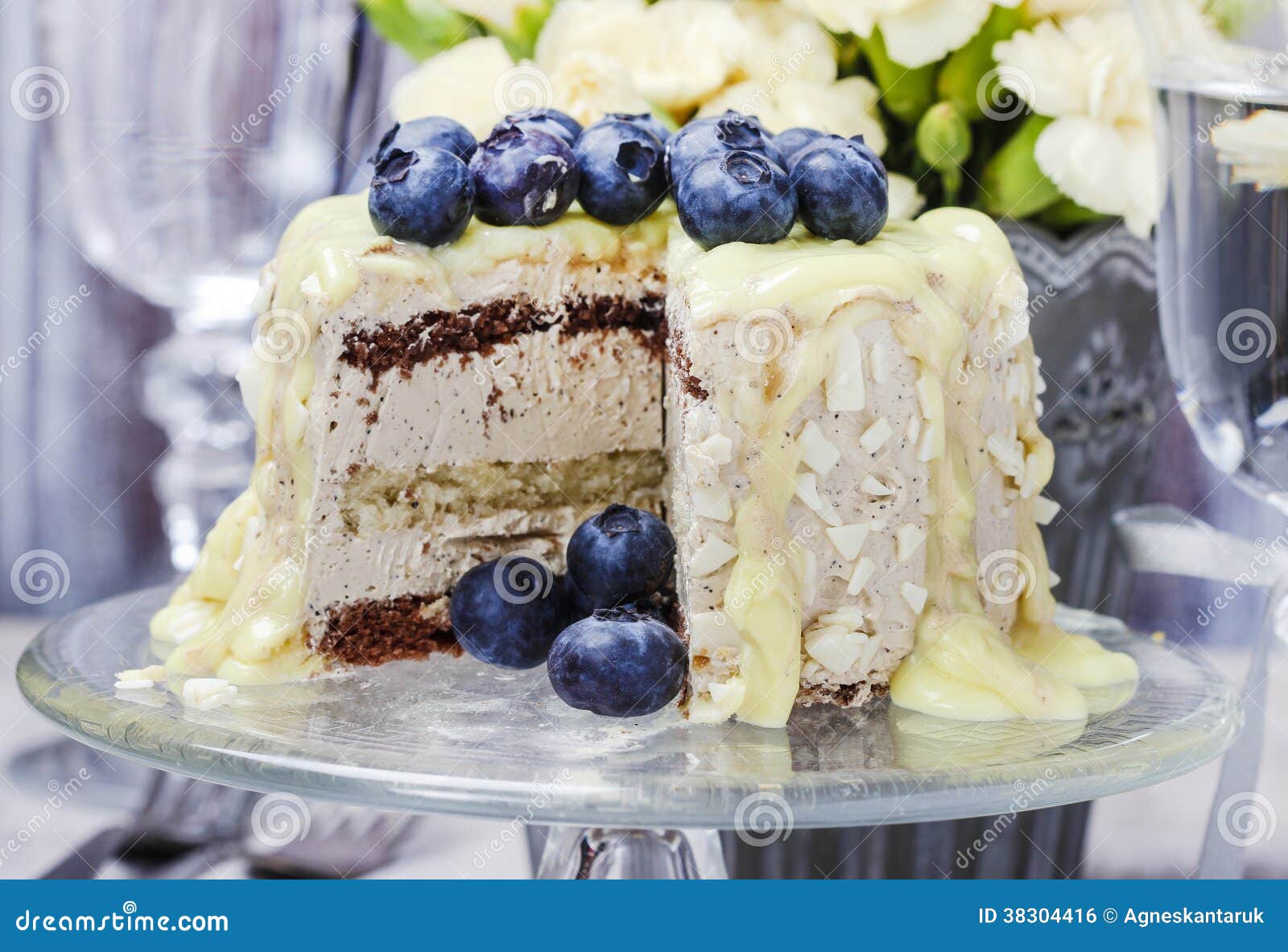 Gateau De Chocolat Blanc Decore Des Myrtilles Photo Stock Image Du Bleu Festive Gateau De Chocolat Blanc Decore Des Myrtilles Photo Stock Image Du Bleu Festive