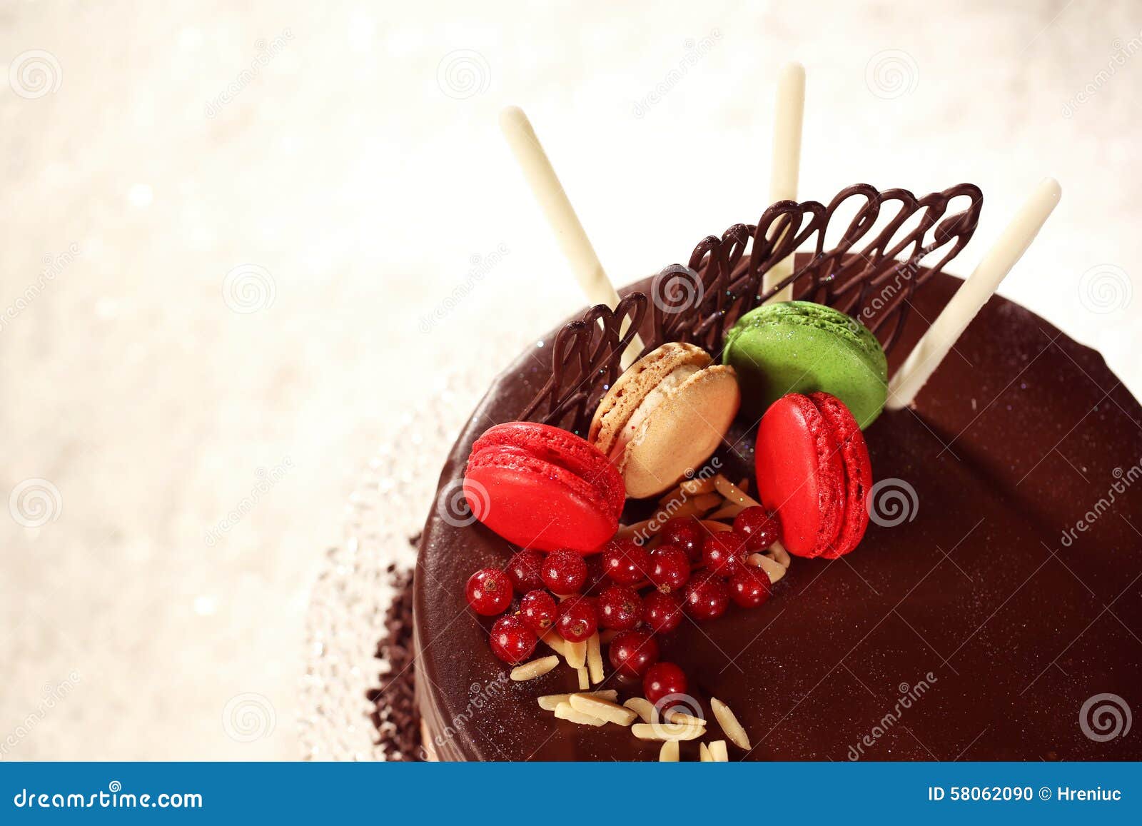 Gateau De Chocolat Decore Des Macarons Photo Stock Image Du Chocolat Fond