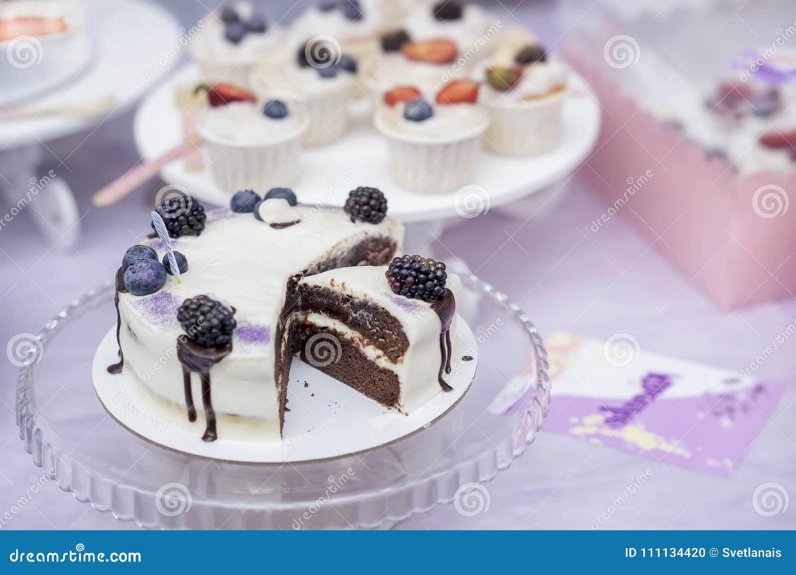 Gateau De Chocolat Delicieux Avec De La Creme Et Mures Et Confiserie Appetissante Differente Dessert Frais D Ete Photo Stock Image Du Cuit Baies Gateau De Chocolat Delicieux Avec De La Creme Et Mures Et Confiserie Appetissante Differente Dessert Frais D Ete Photo Stock Image Du Cuit Baies