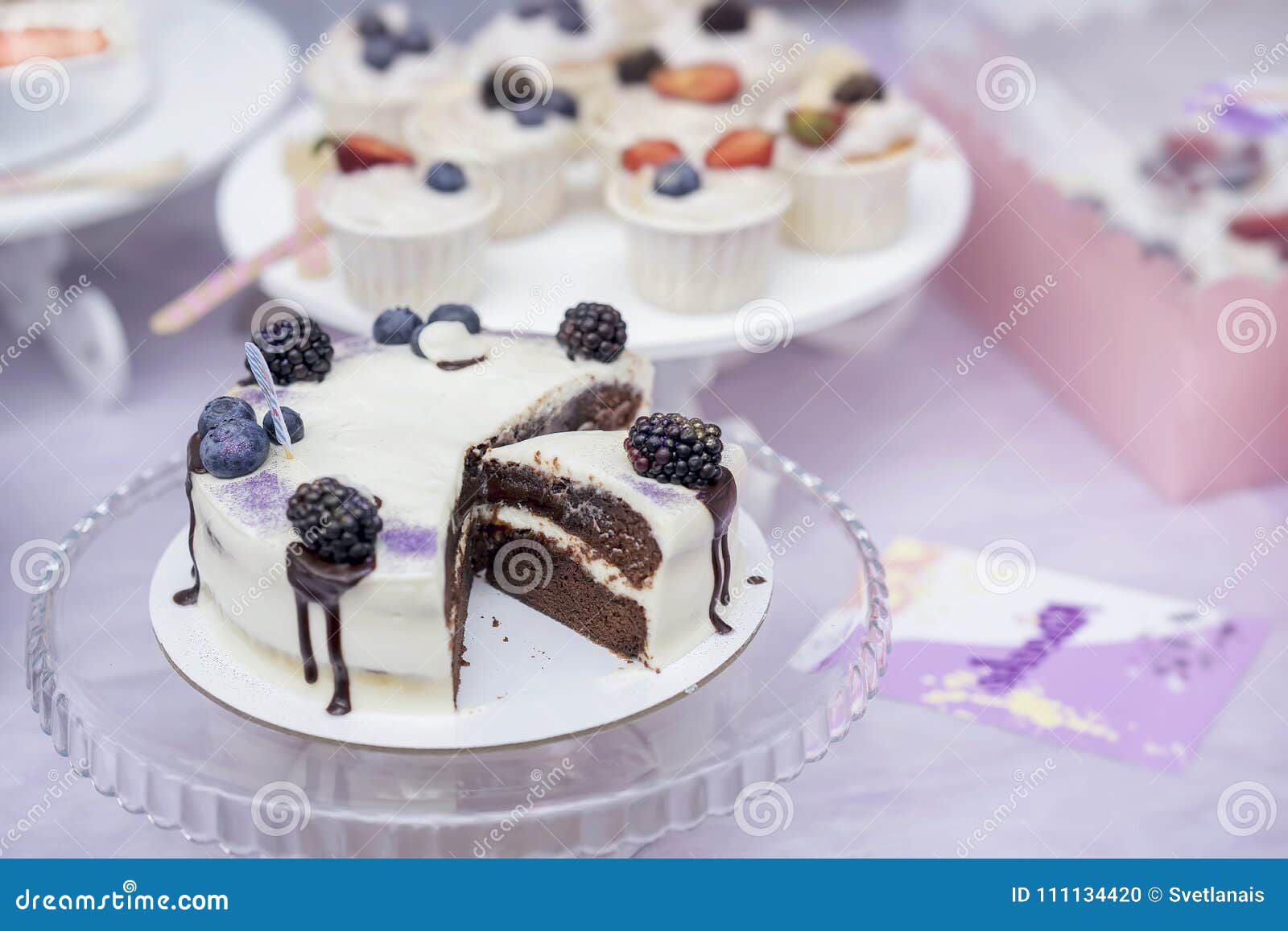 Gateau De Chocolat Delicieux Avec De La Creme Et Mures Et Confiserie Appetissante Differente Dessert Frais D Ete Photo Stock Image Du Cuit Baies