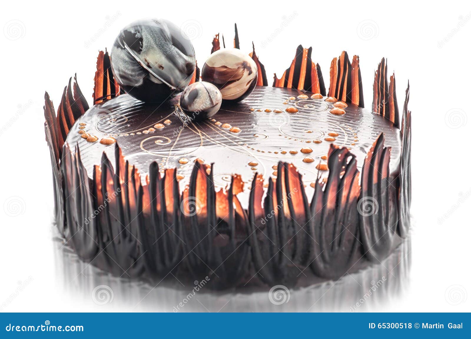 Gâteau De Chocolat D'anniversaire Avec La Décoration De Boule De Chocolat,  Morceau De Gâteau Crème, Pâtisserie, Photographie Pour Photo stock - Image  du isolement, anniversaire: 65300518