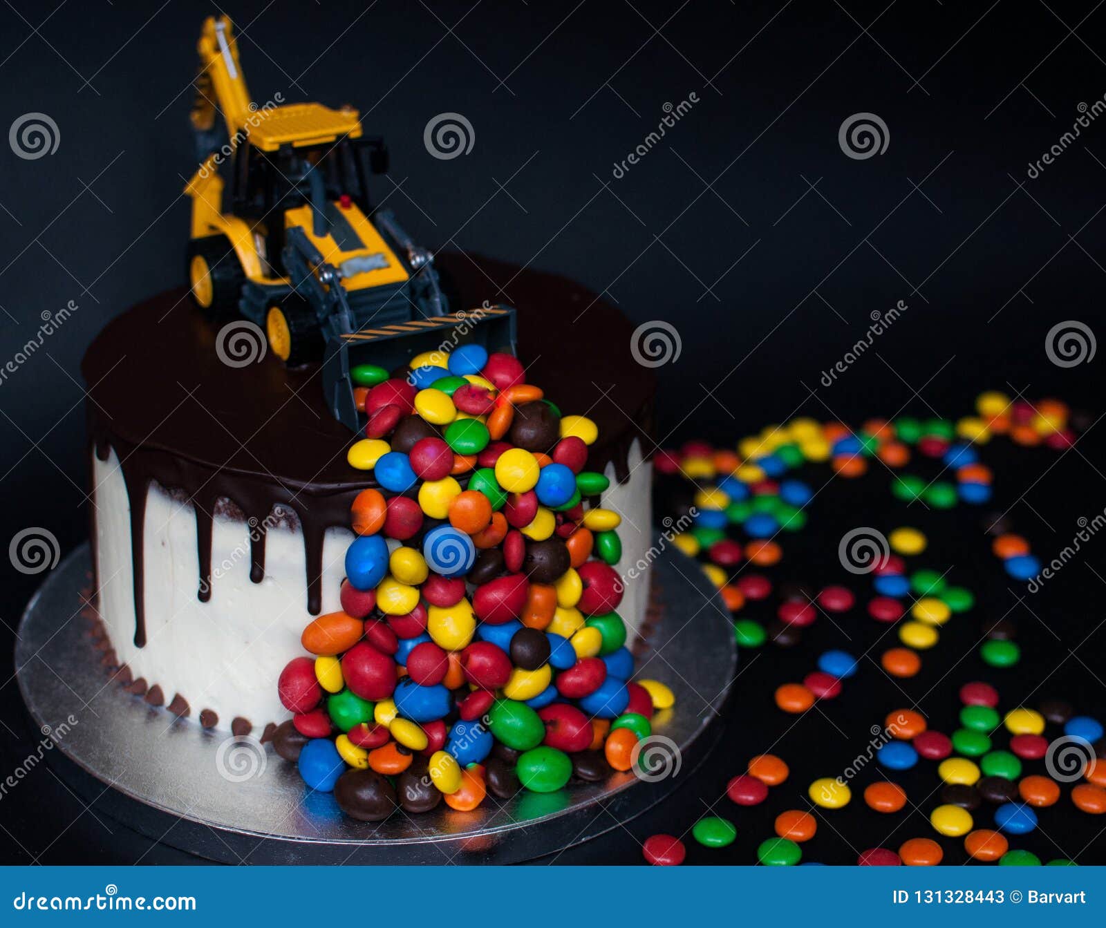 Gateau De Chocolat D Anniversaire Avec Le Tracteur Et La Sucrerie Sur Le Dessus Image Stock Image Du Occasion Couleur