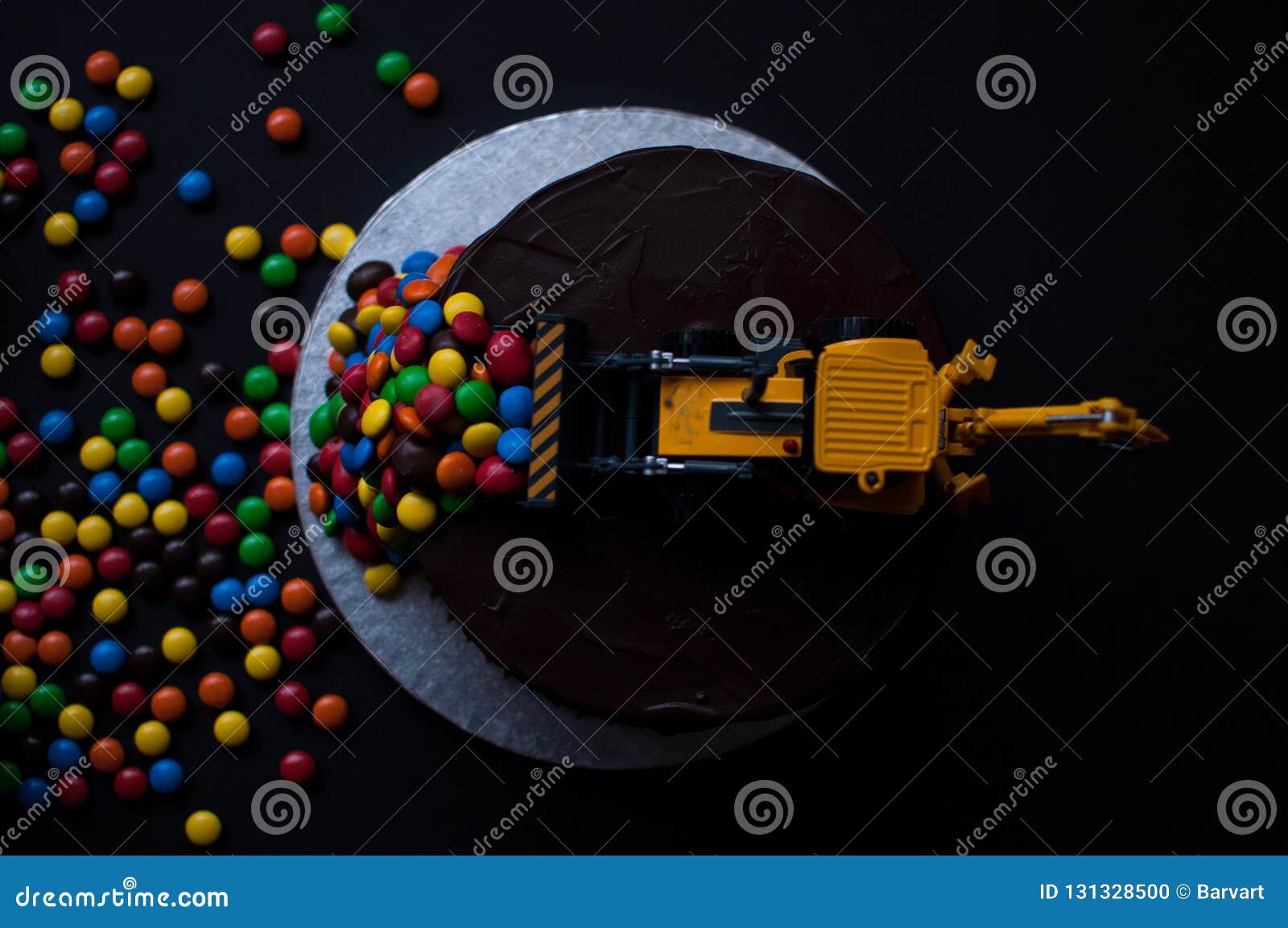 Gateau De Chocolat D Anniversaire Avec Le Tracteur Et La Sucrerie Sur Le Dessus Photo Stock Image Du Cadeau Rouge Gateau De Chocolat D Anniversaire Avec Le Tracteur Et La Sucrerie Sur Le Dessus Photo Stock Image Du Cadeau Rouge