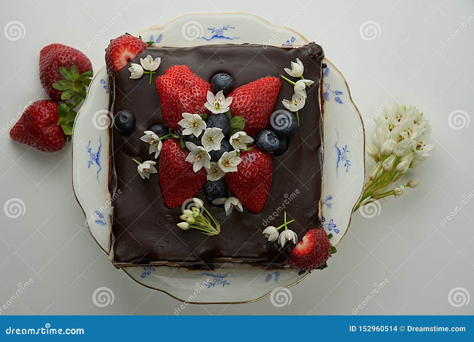 Gâteau De Chocolat Fait Maison Décoré Des Fraises Et Des Fleurs Comestibles  Photo stock - Image du bleu, gâteau: 152960514