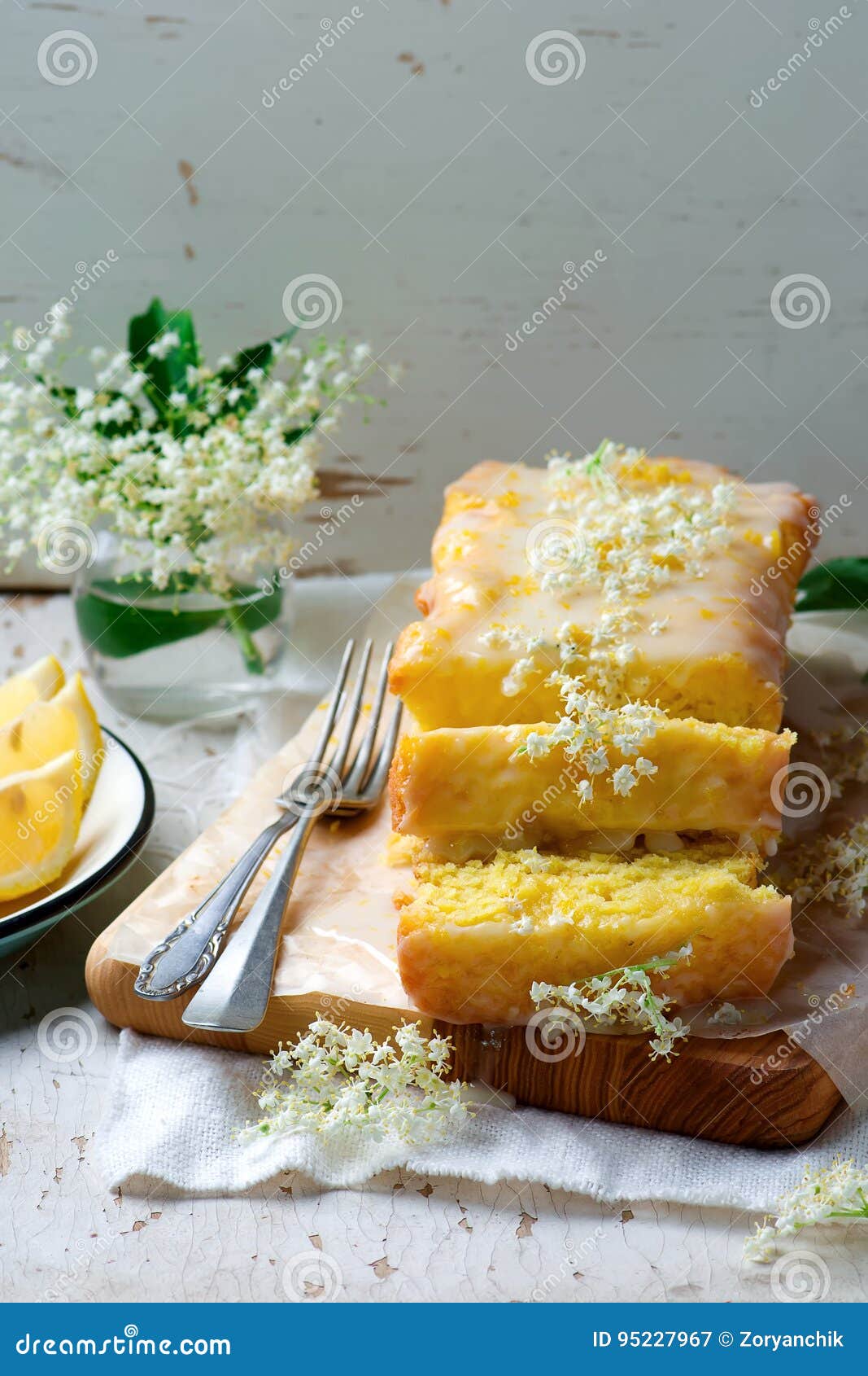 Gateau De Citron Et De Bruine De Fleur De Sureau Image Stock Image Du Homemade Fleur