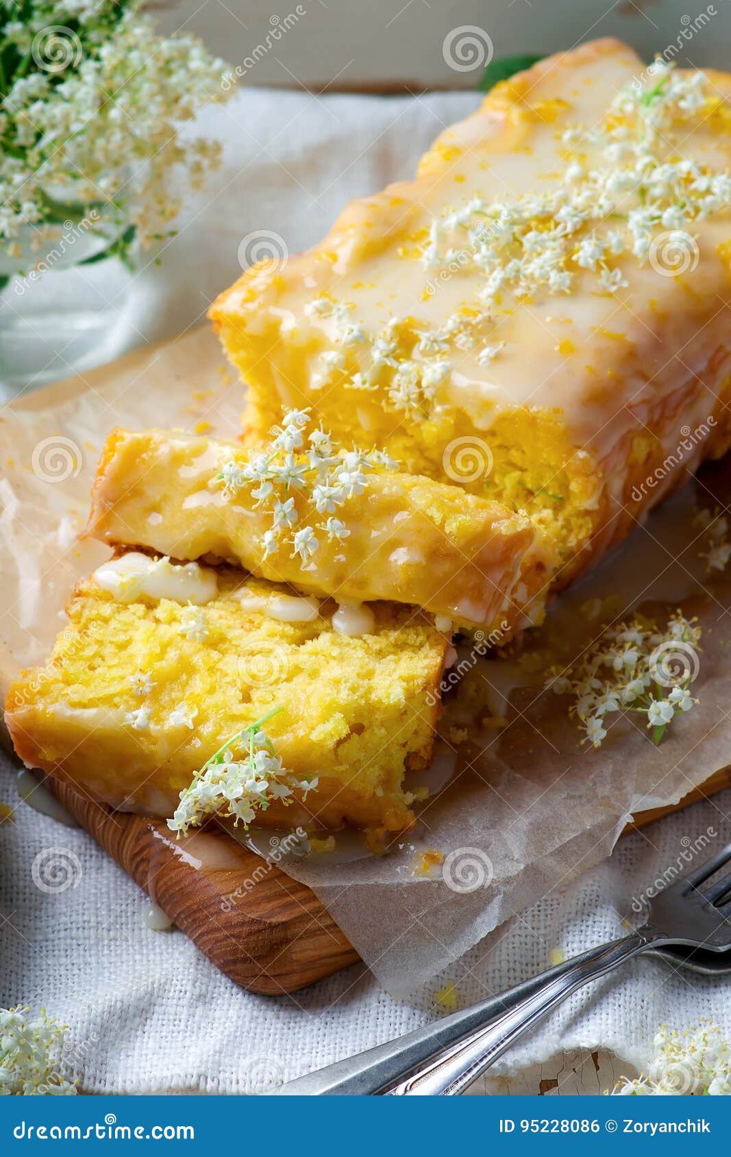 Gateau De Citron Et De Bruine De Fleur De Sureau Photo Stock Image Du Citron Delicieux